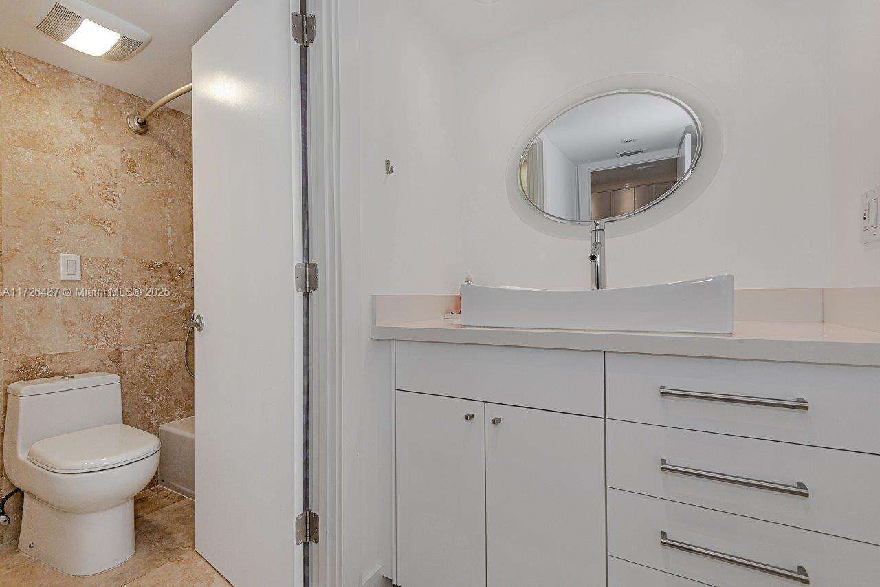 Roney Palace Unit #1515 | Picture 17