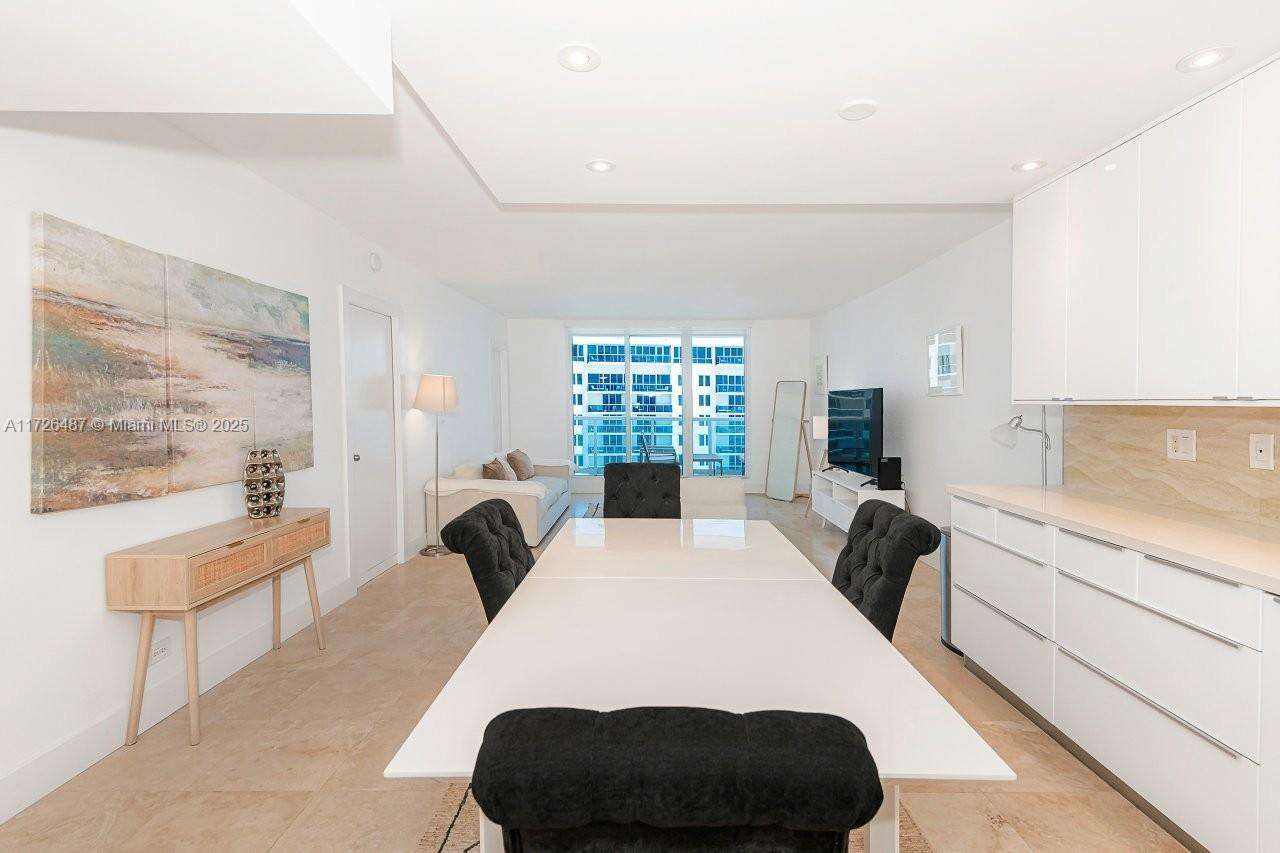 Roney Palace Unit #1515 | Picture 3