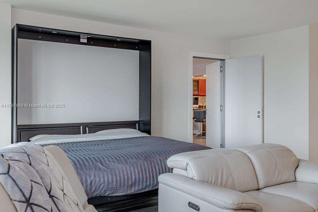 Roney Palace Unit #1532 | Picture 18