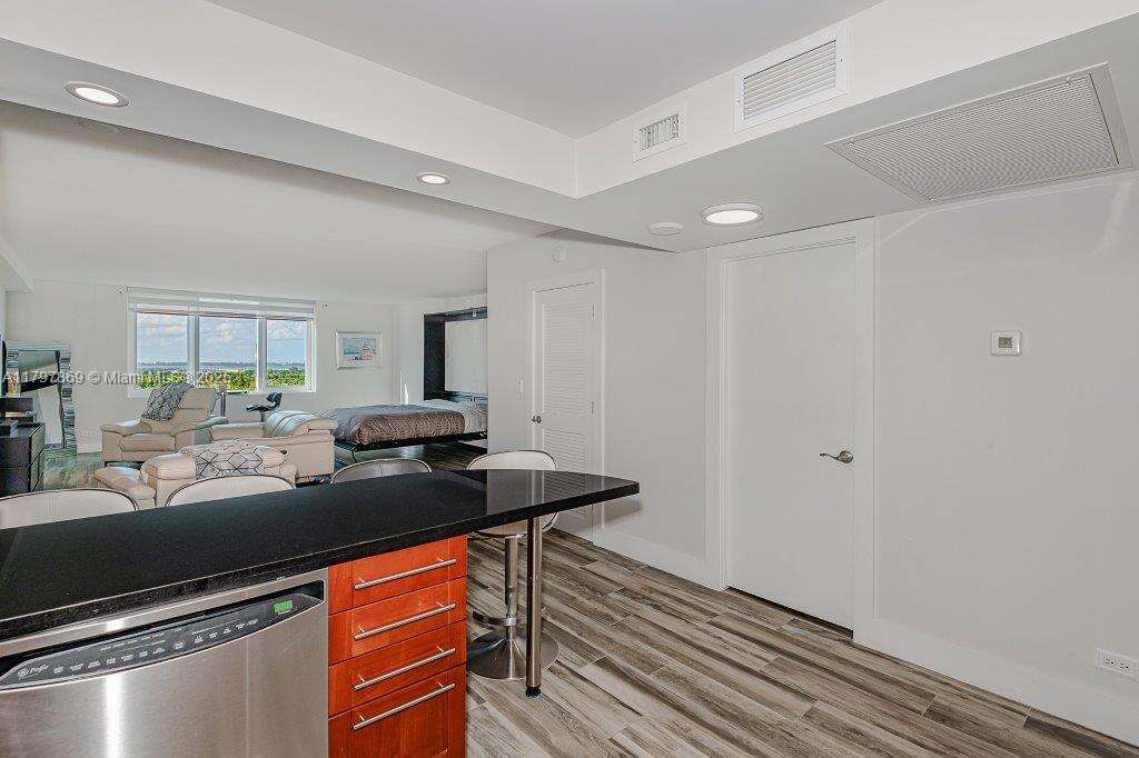 Roney Palace Unit #1532 | Picture 3