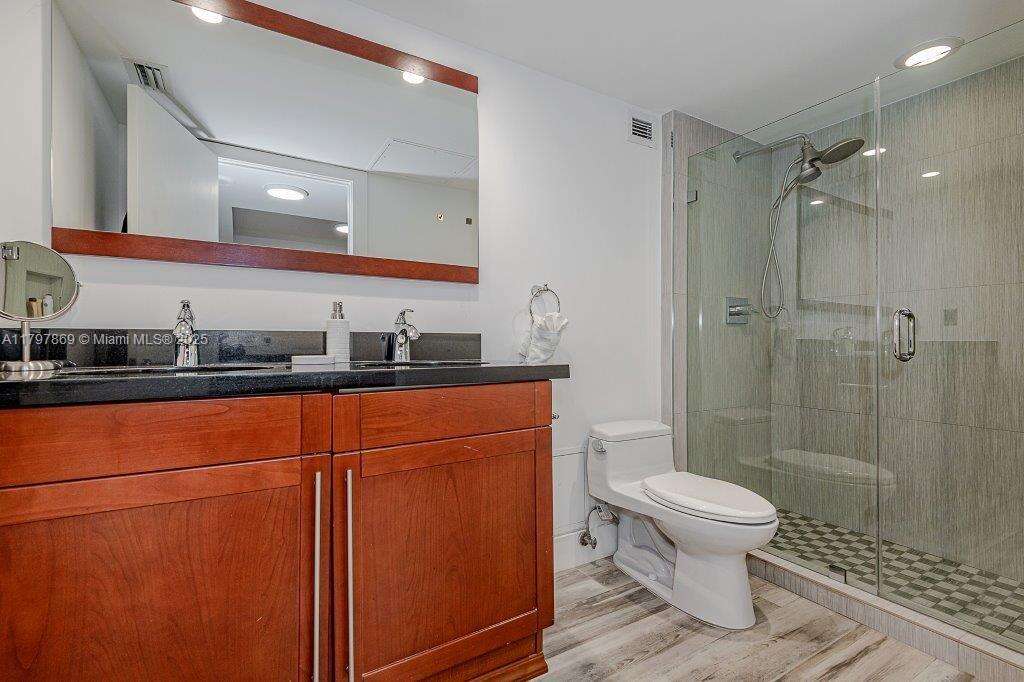 Roney Palace Unit #1532 | Picture 27