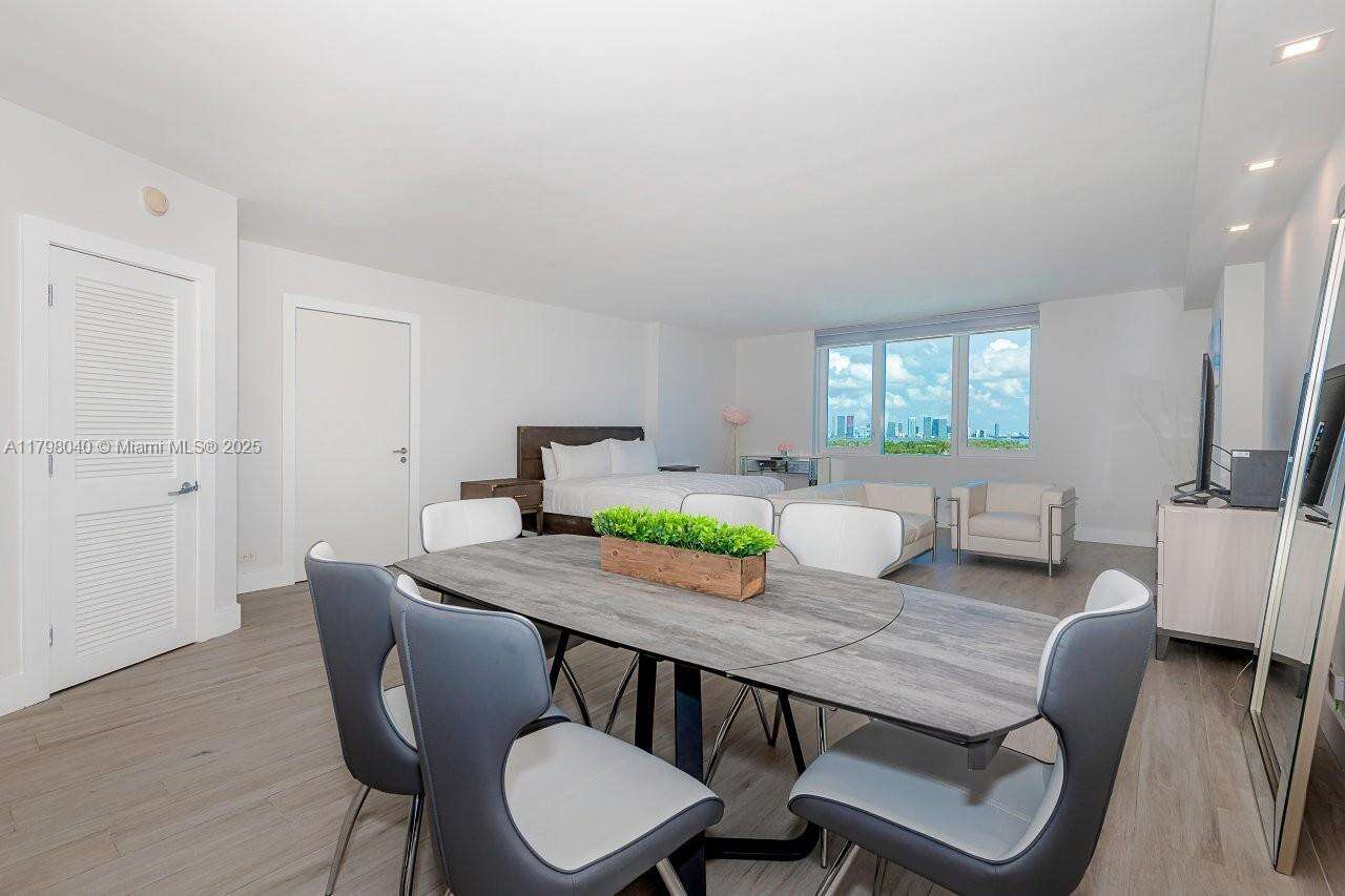 Roney Palace Unit #1531 | Picture 2