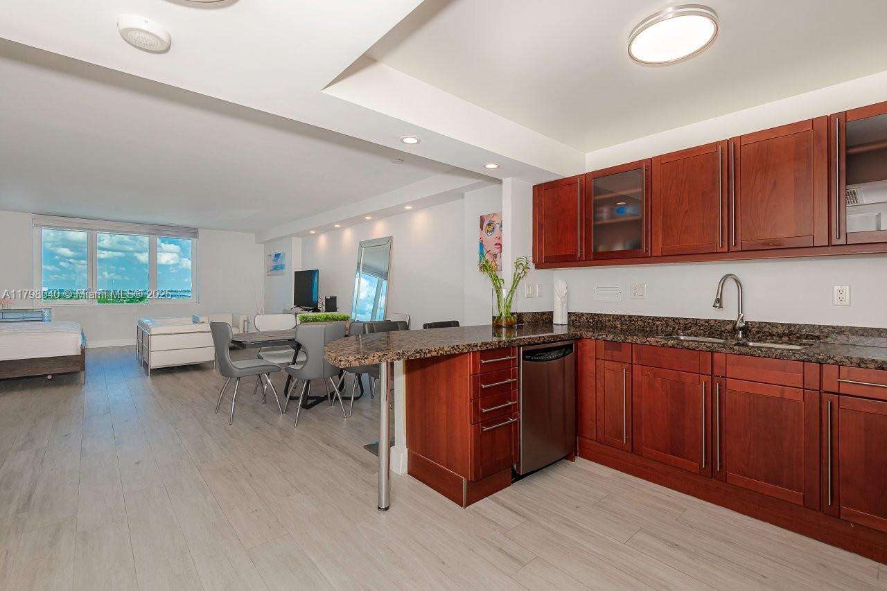 Roney Palace Unit #1531 | Picture 20