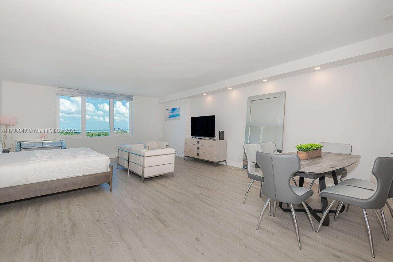 Roney Palace Unit #1531 | Picture 3