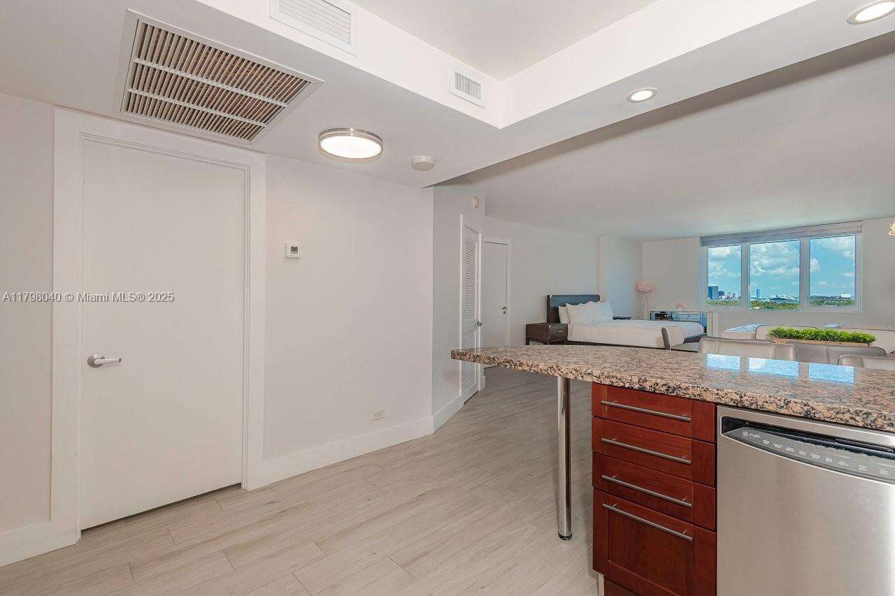 Roney Palace Unit #1531 | Picture 21