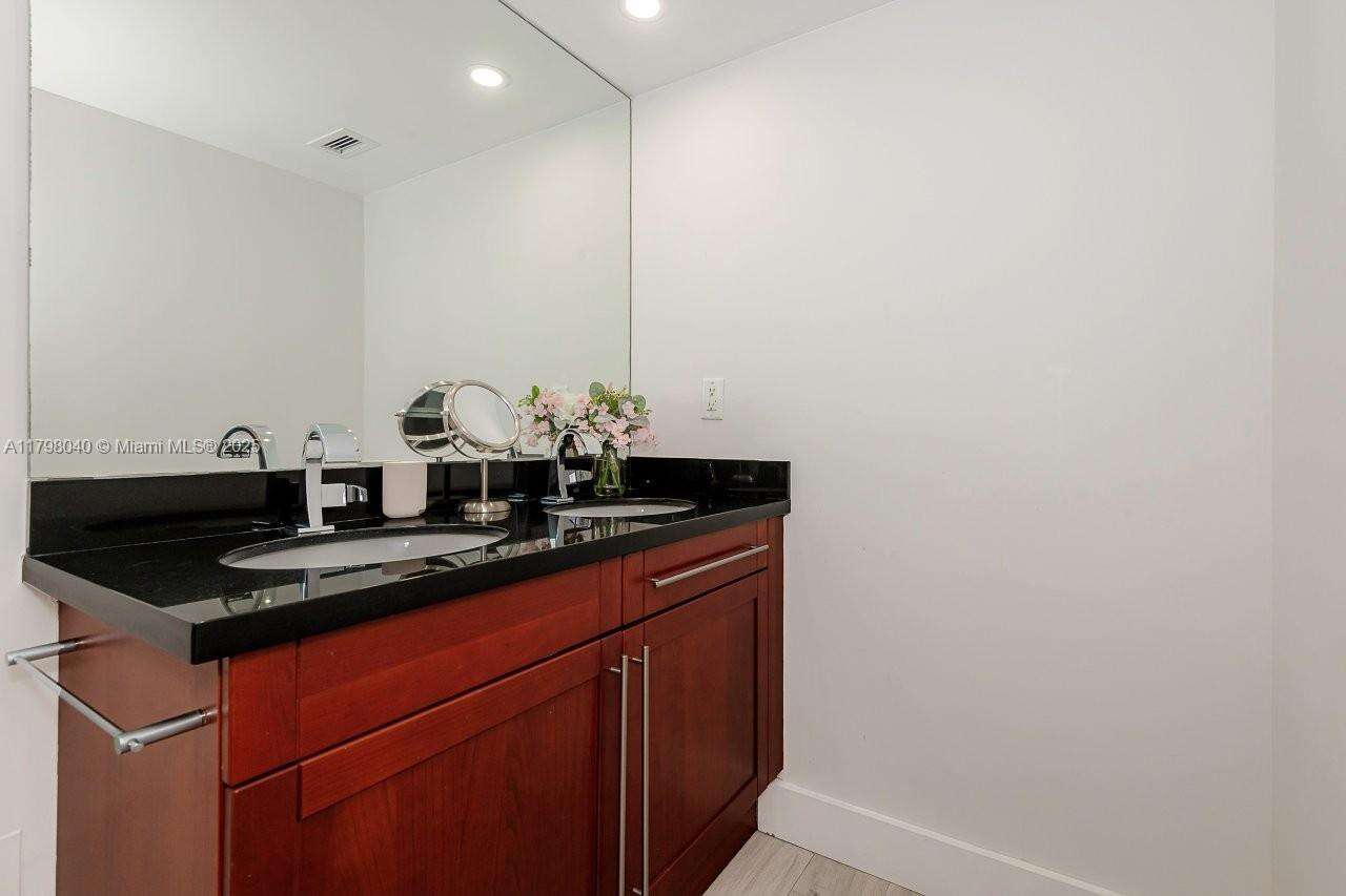 Roney Palace Unit #1531 | Picture 22