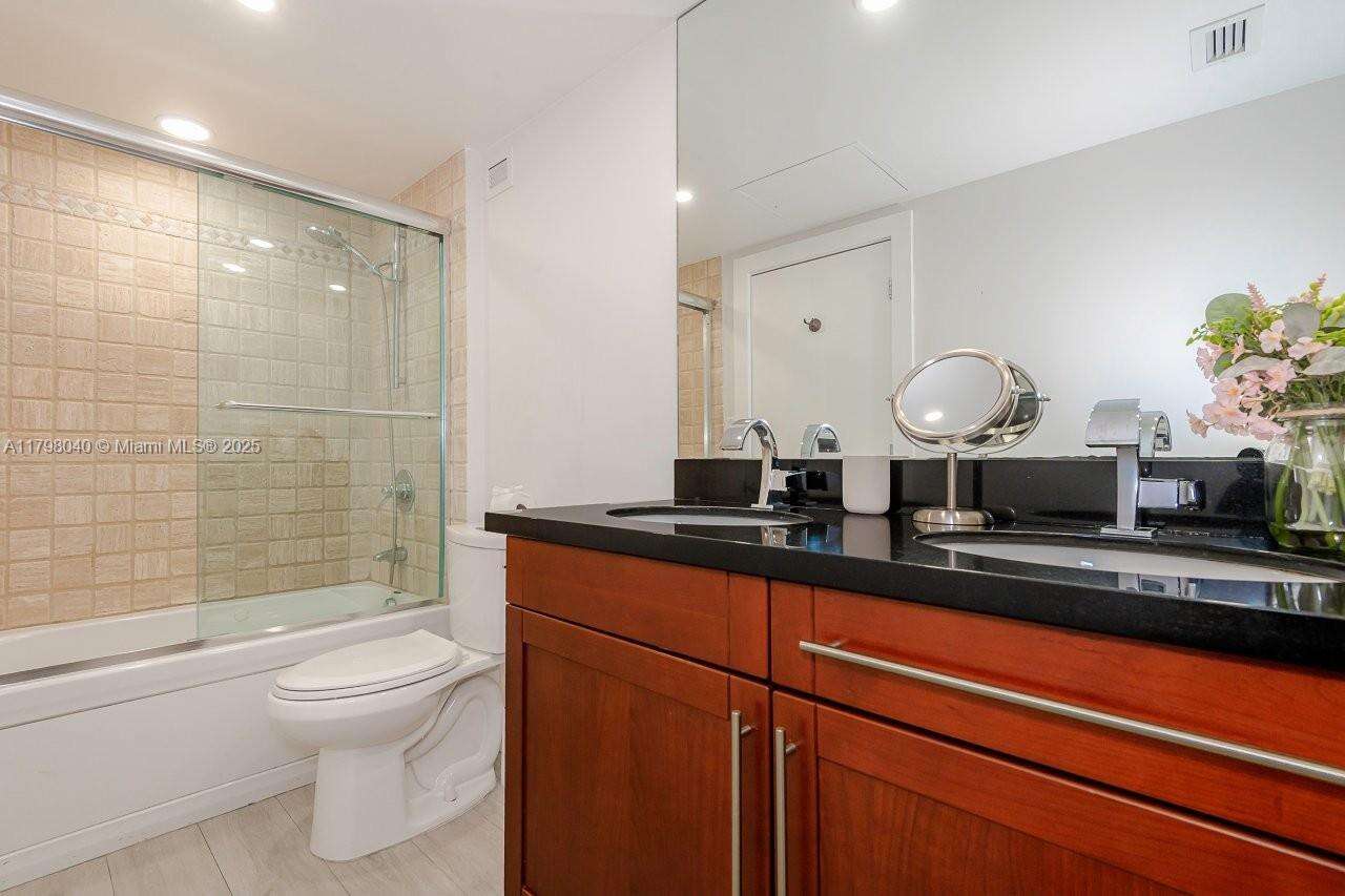 Roney Palace Unit #1531 | Picture 23