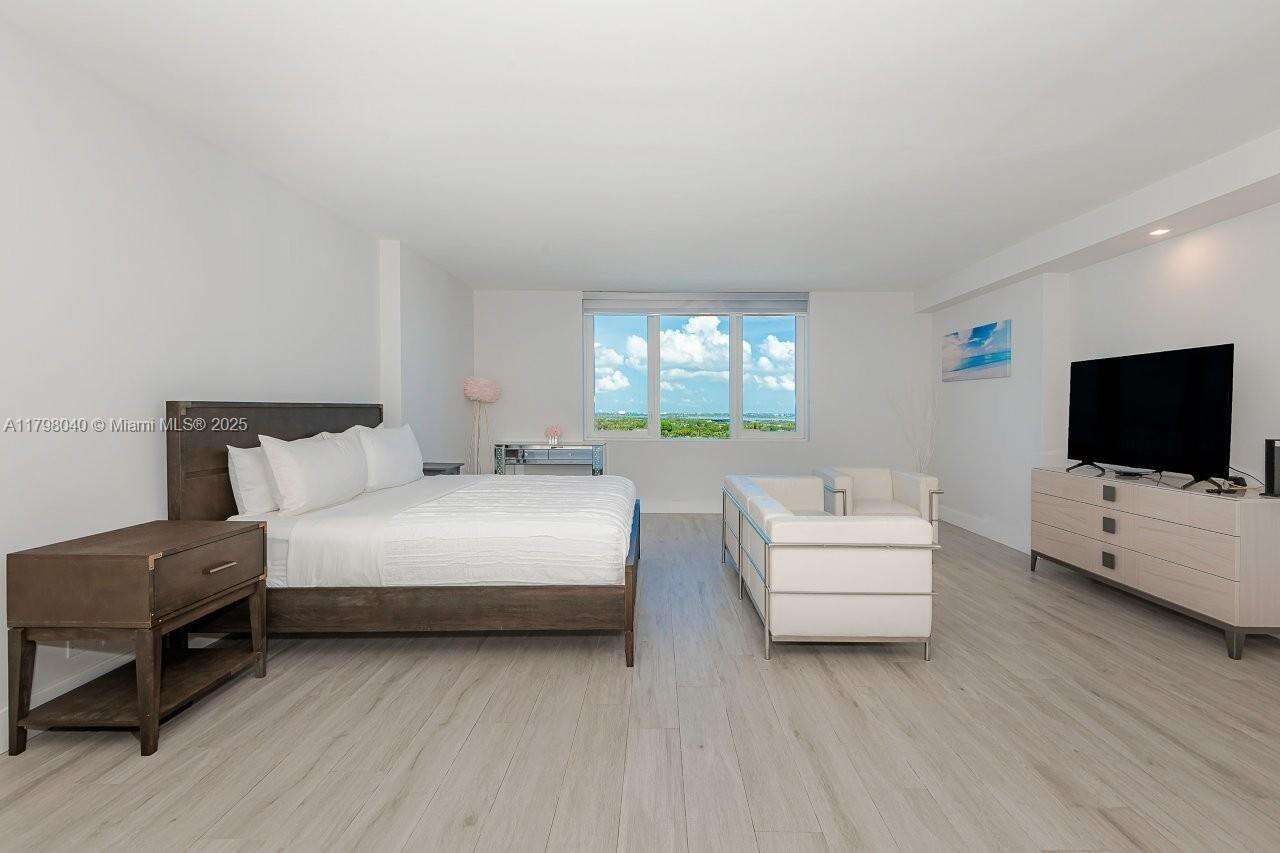 Roney Palace Unit #1531 | Picture 5