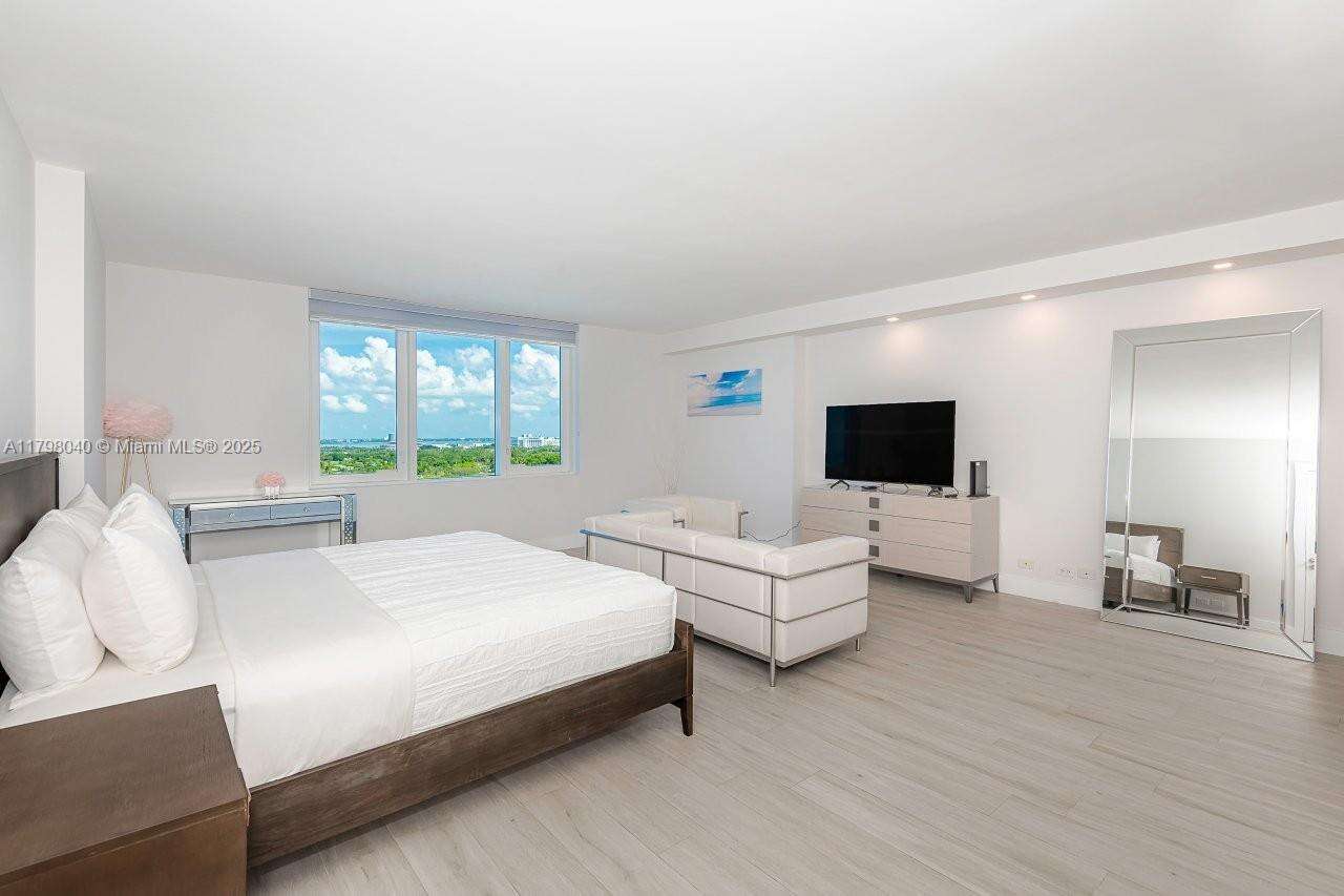 Roney Palace Unit #1531 | Picture 6