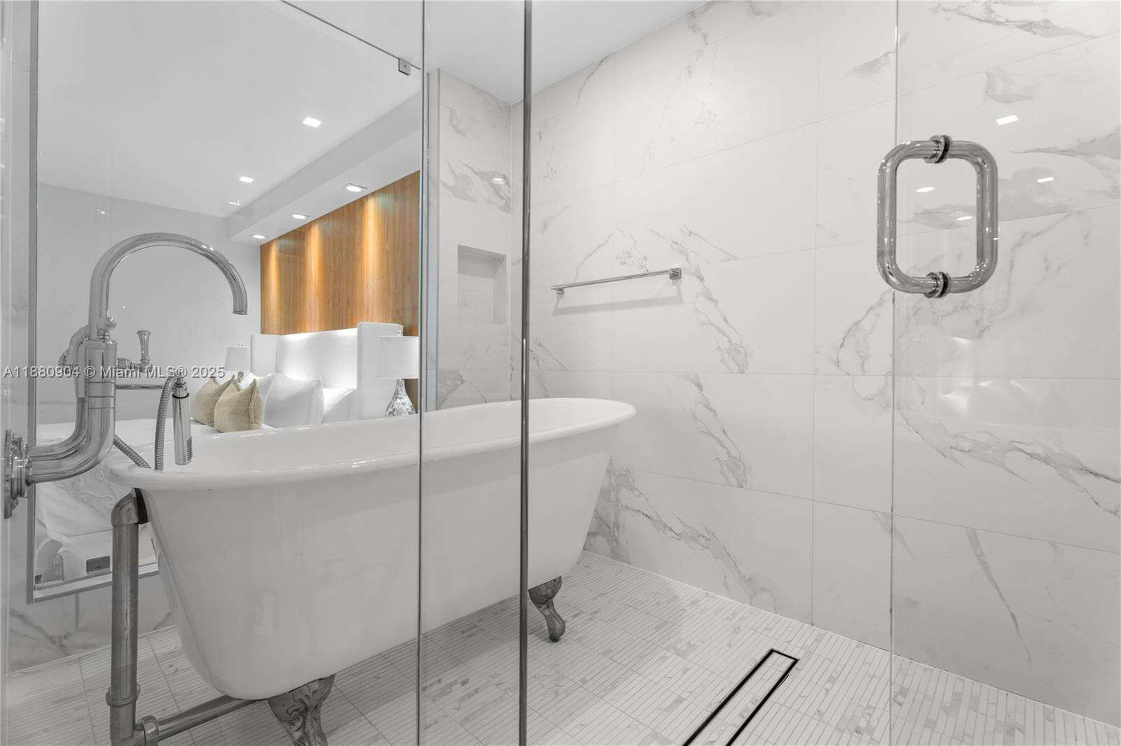 Roney Palace Unit #1523-24 | Picture 15