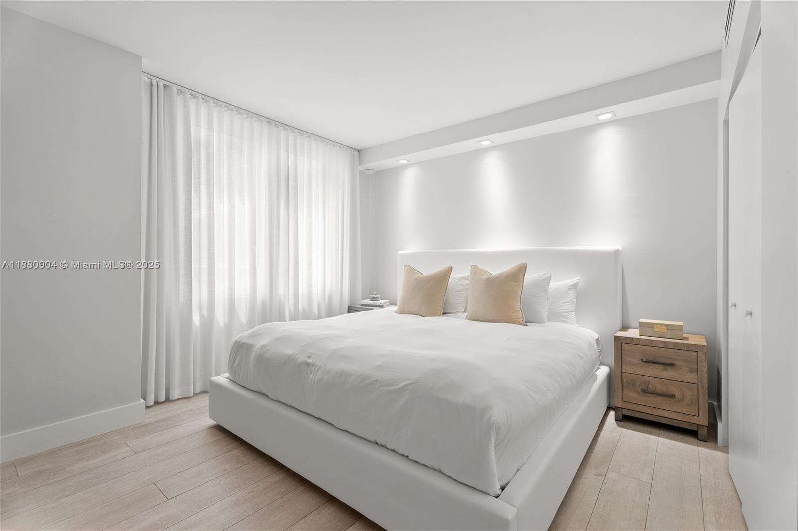 Roney Palace Unit #1523-24 | Picture 7