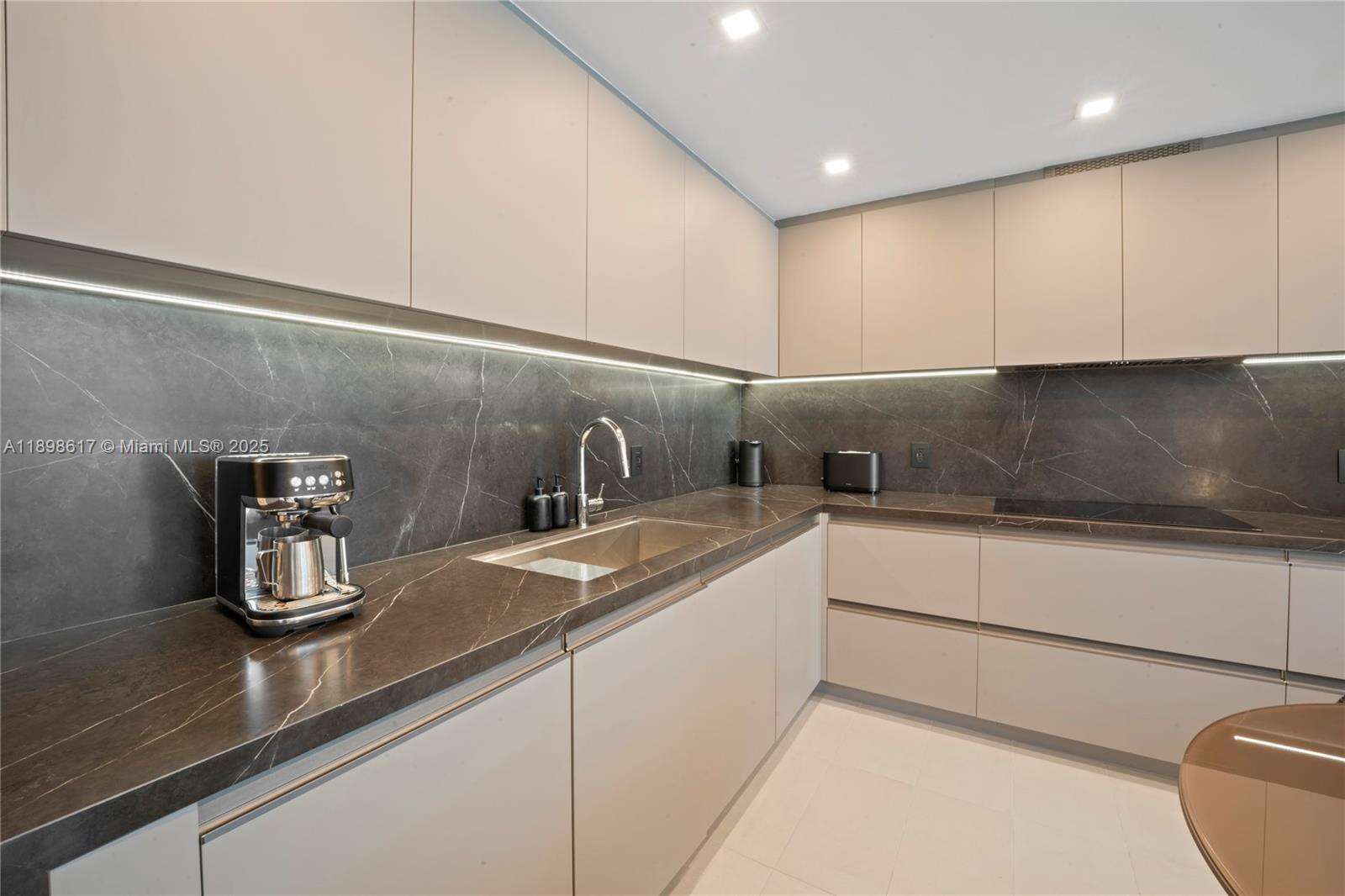 Roney Palace Unit #1005 | Picture 8