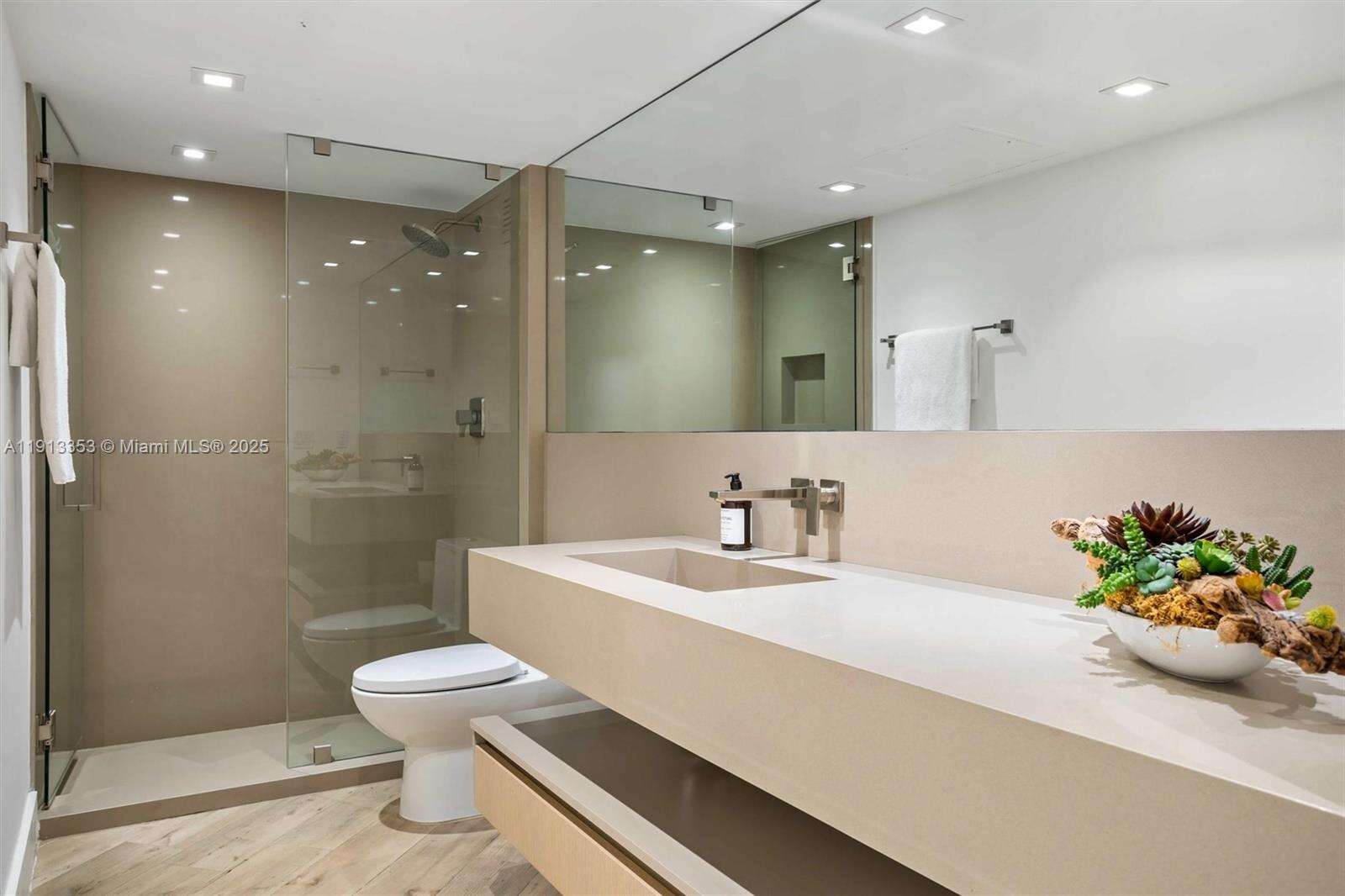 Roney Palace Unit #1432 | Picture 27