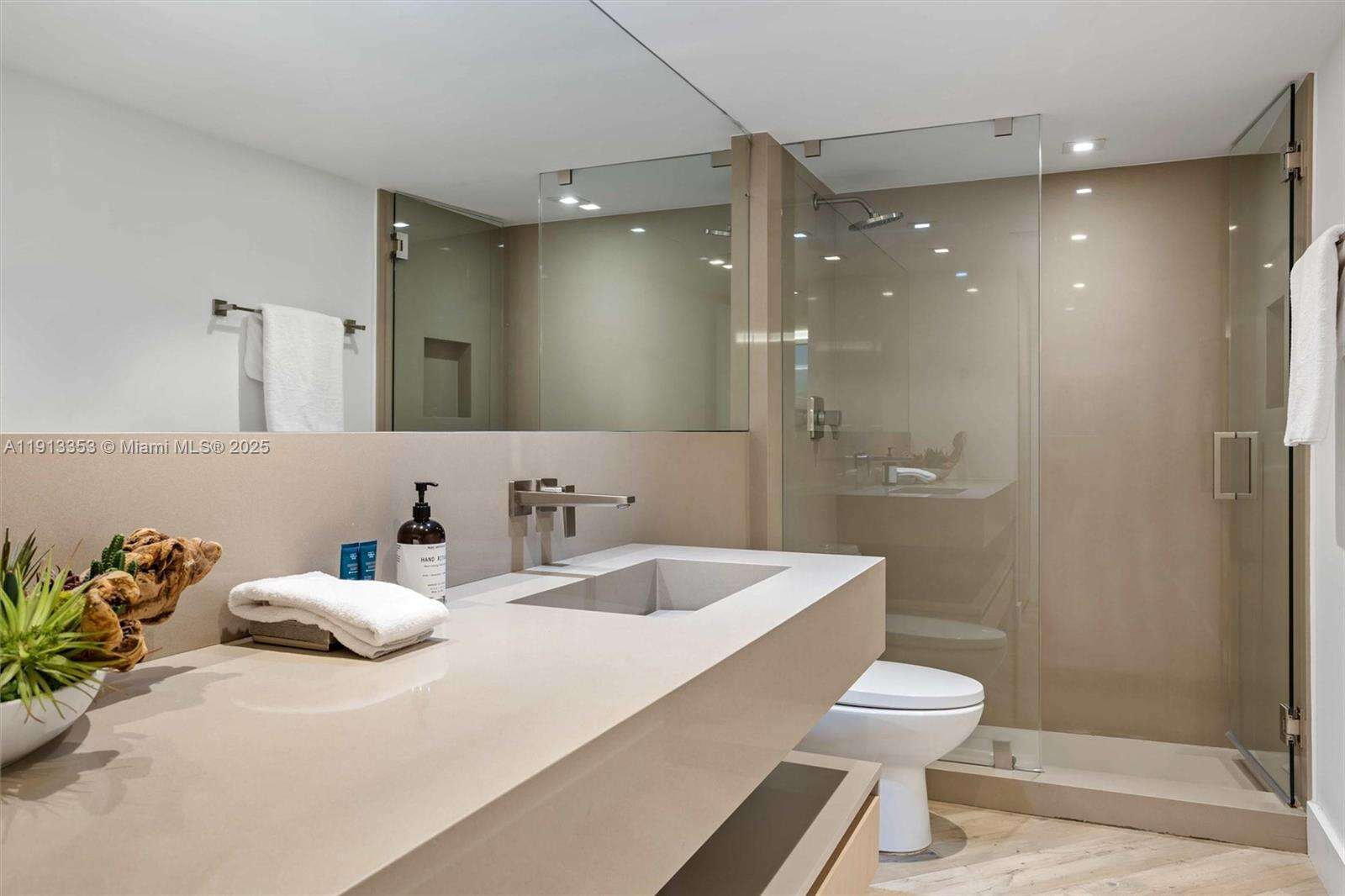 Roney Palace Unit #1432 | Picture 30