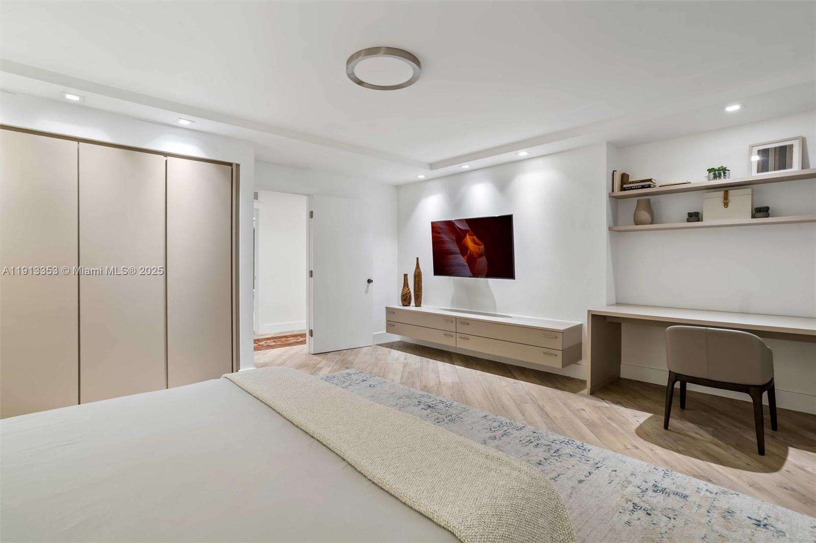 Roney Palace Unit #1432 | Picture 31