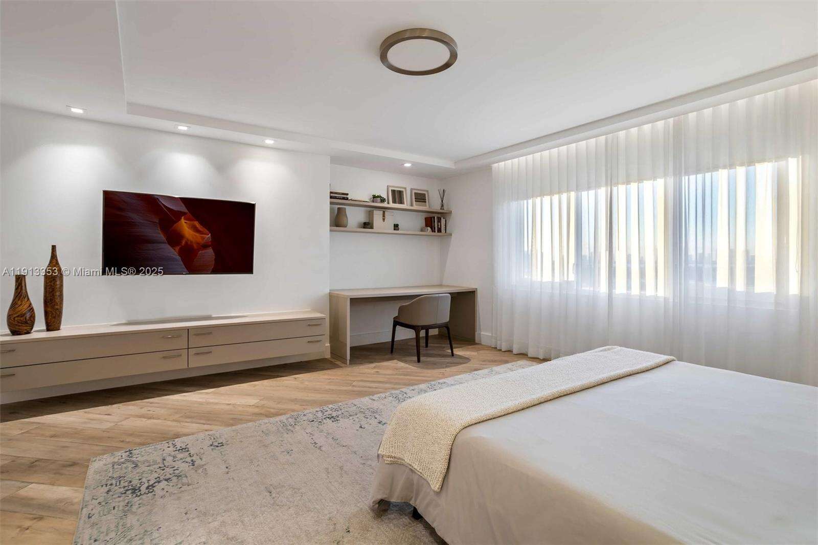 Roney Palace Unit #1432 | Picture 33