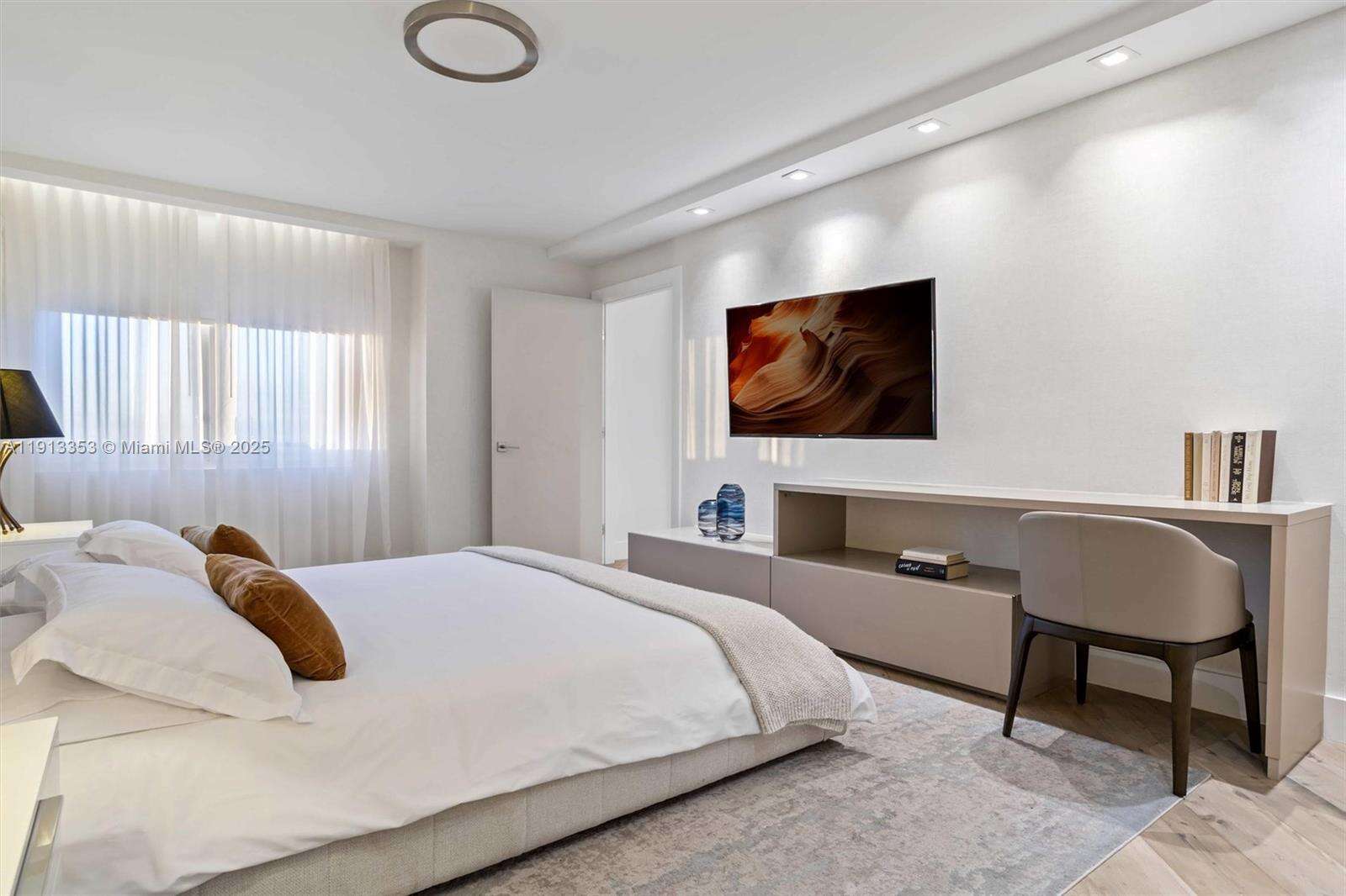 Roney Palace Unit #1432 | Picture 37