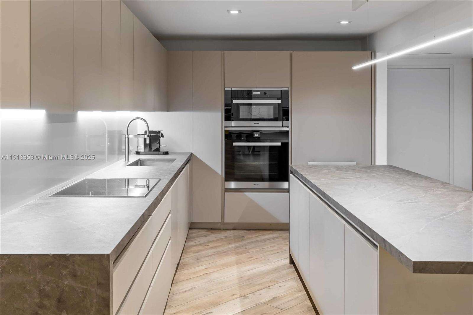 Roney Palace Unit #1432 | Picture 39