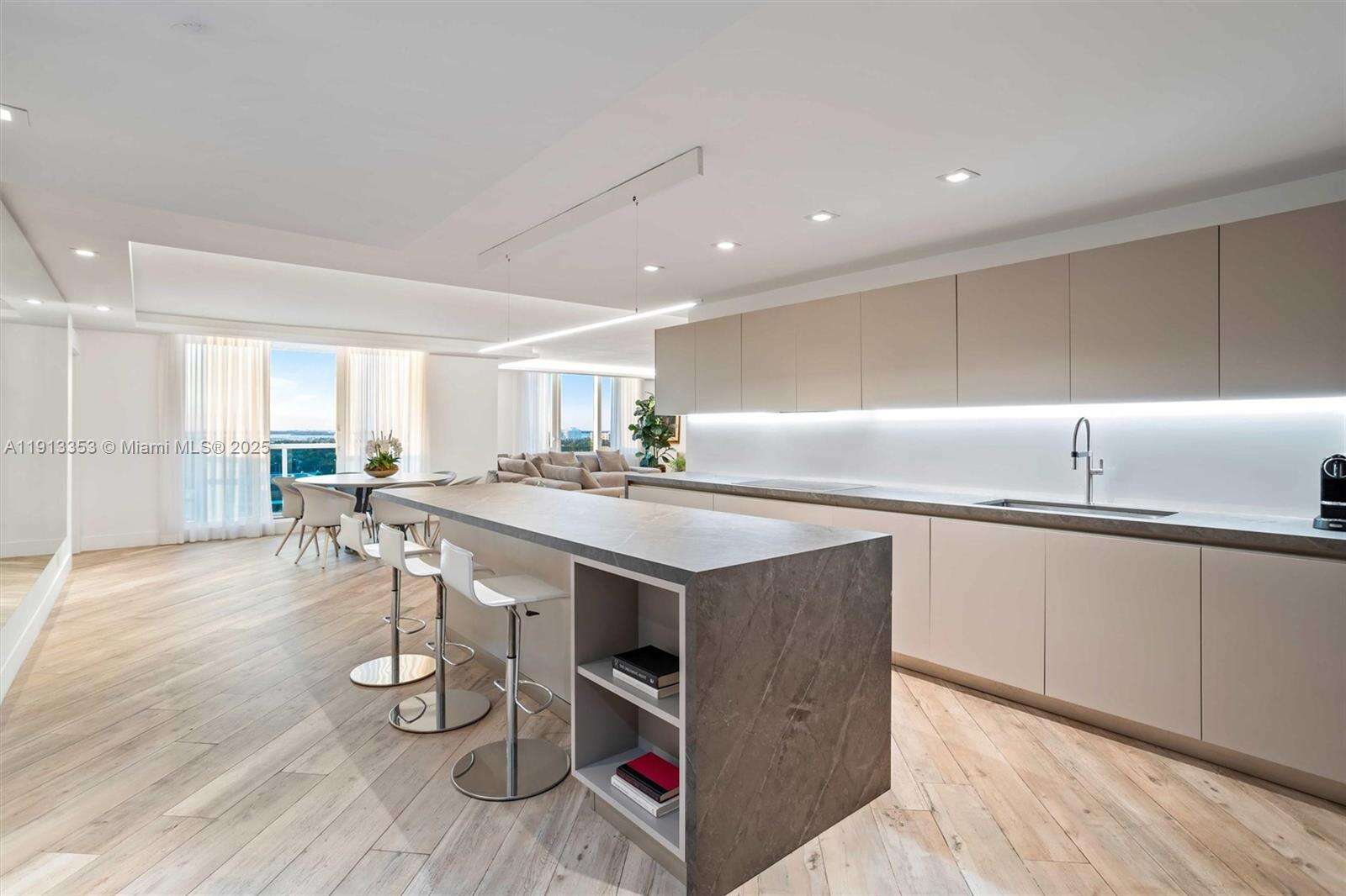 Roney Palace Unit #1432 | Picture 43