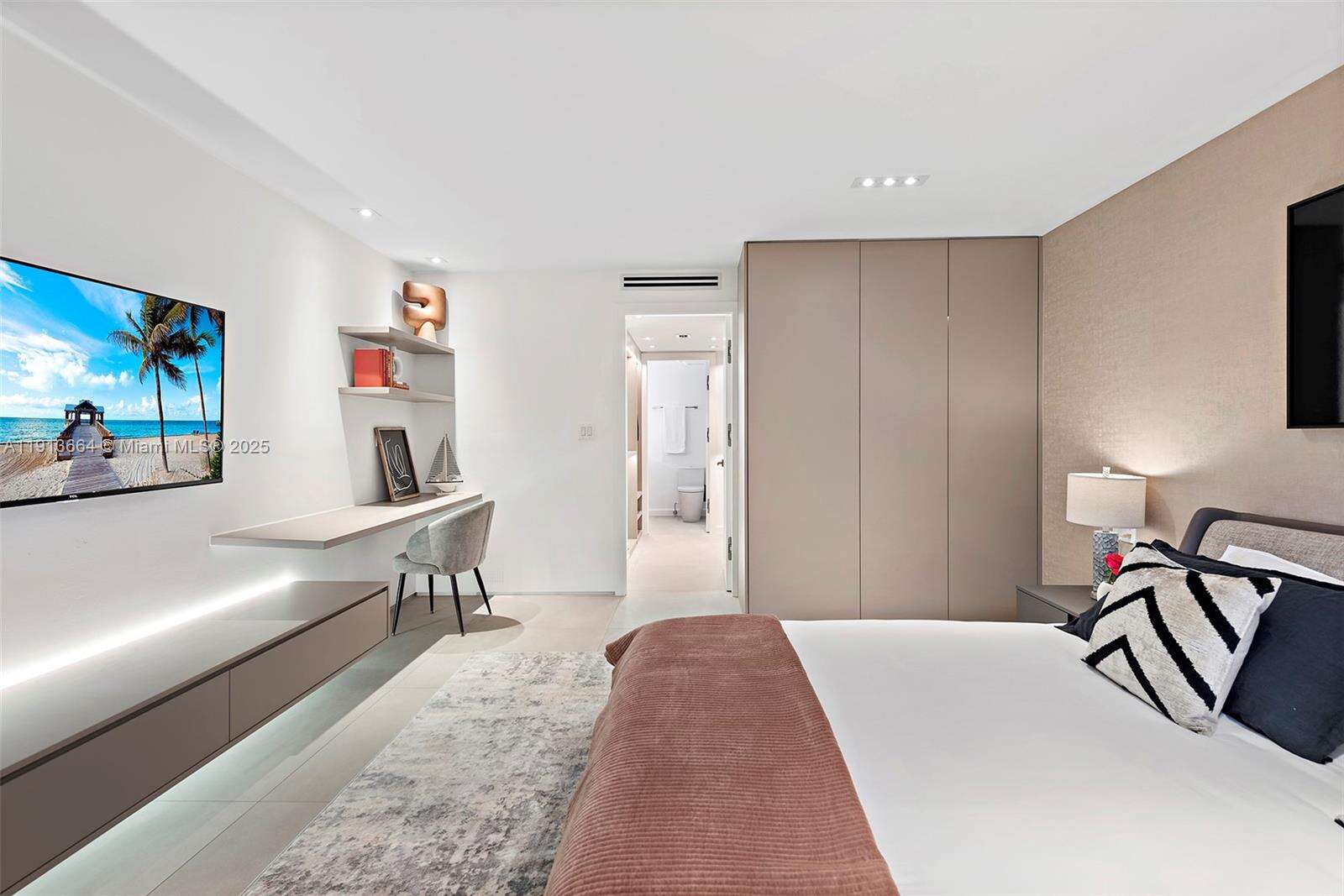 Roney Palace Unit #1004 | Picture 21