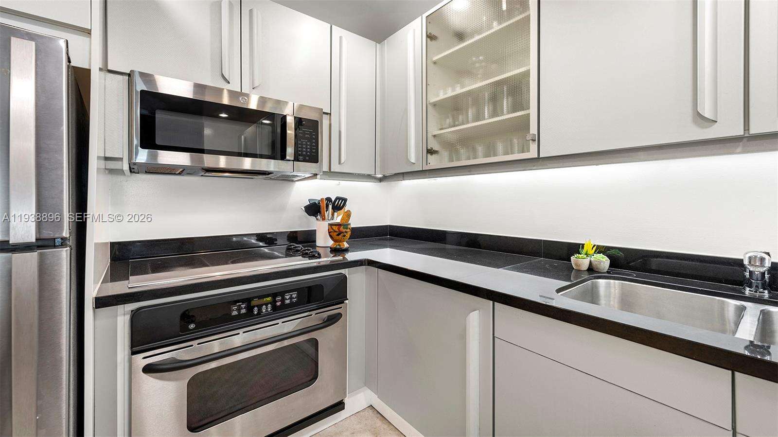 Roney Palace Unit #1632 | Picture 17