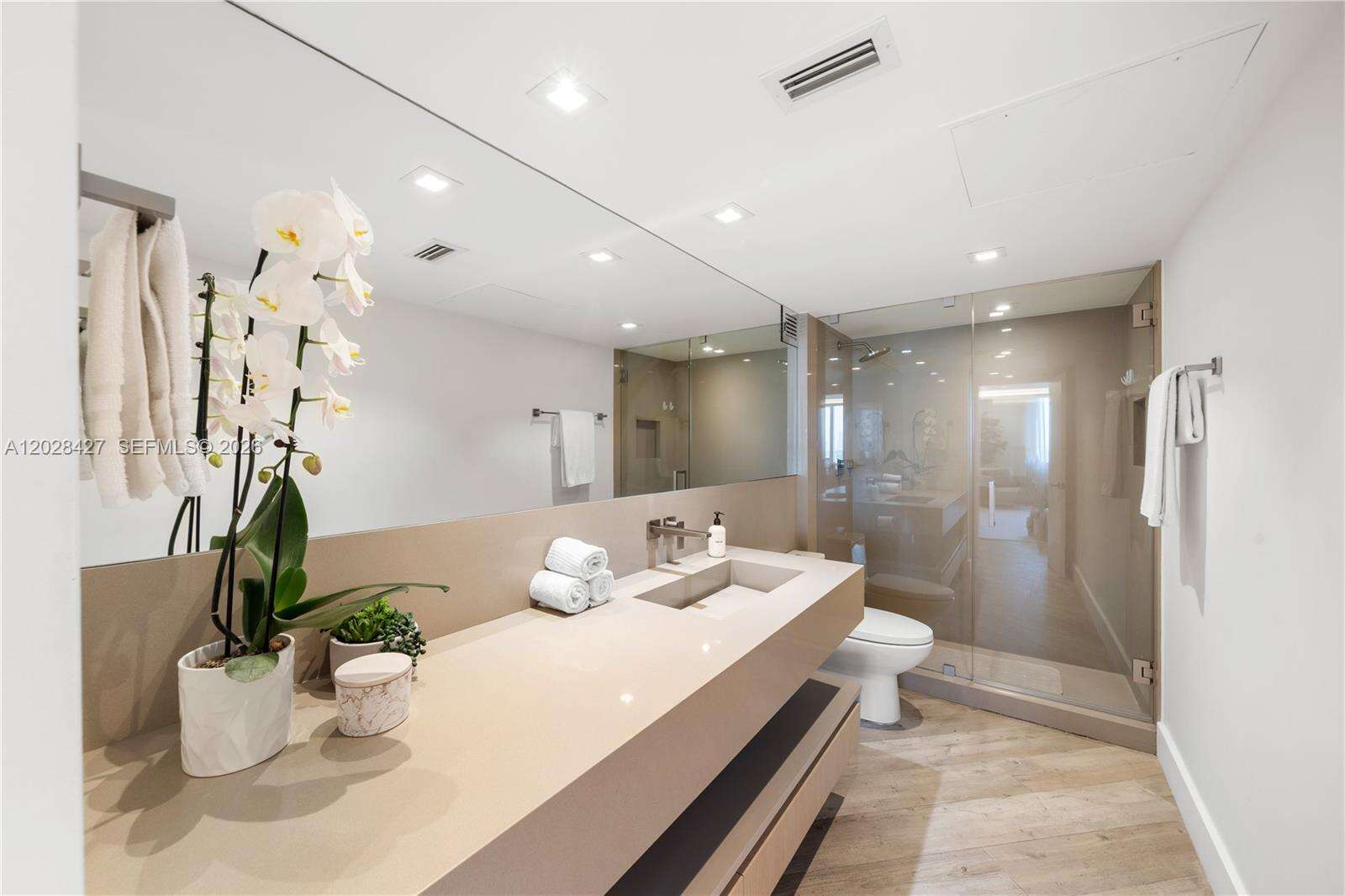 Roney Palace Unit #1432 | Picture 21