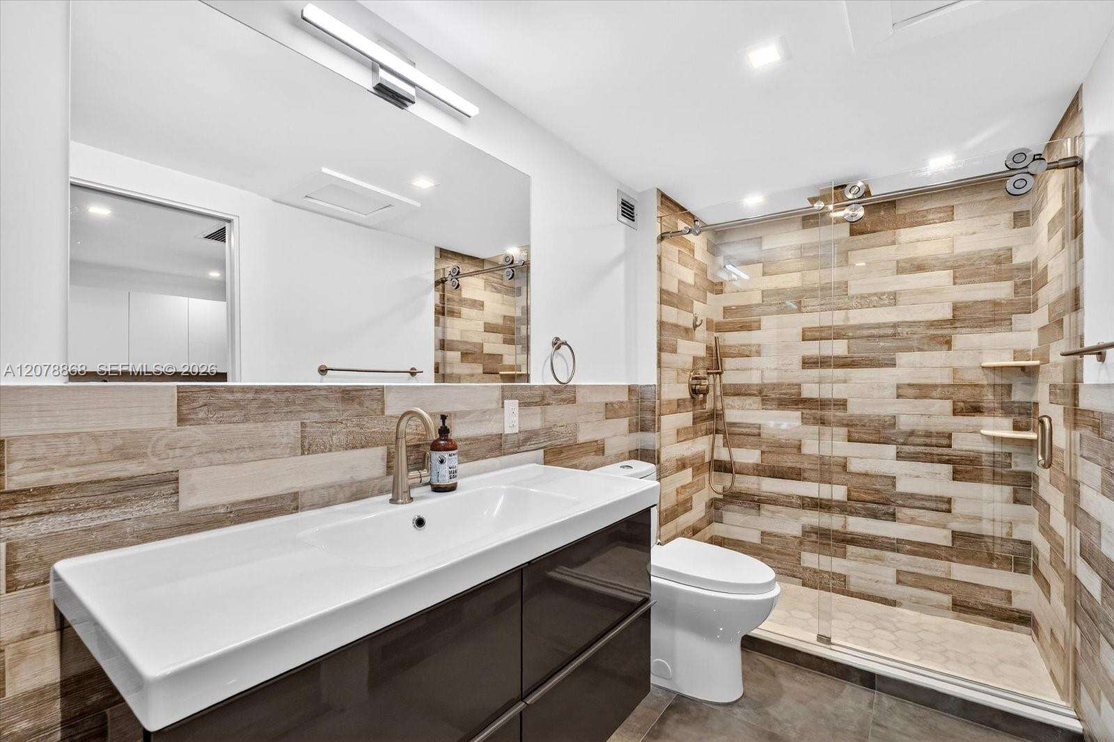 Roney Palace Unit #714 | Picture 11