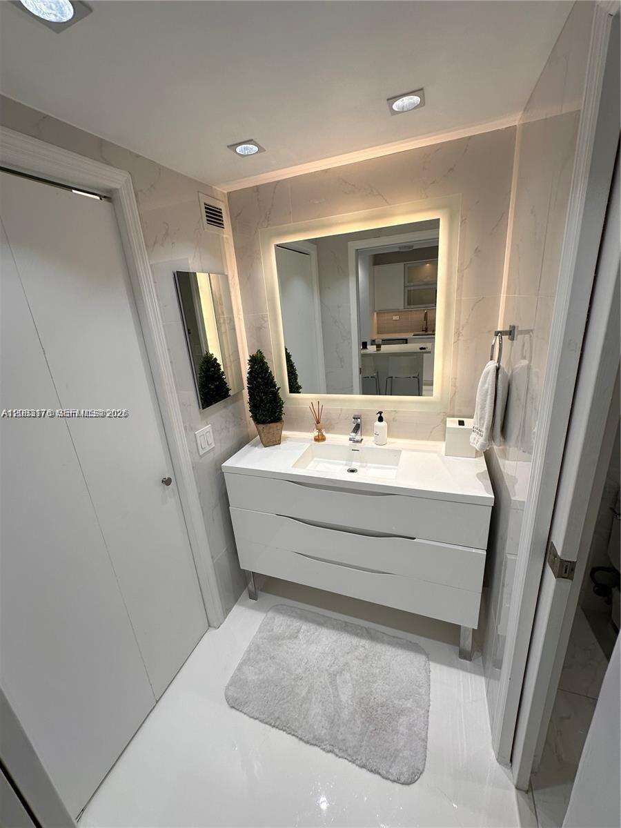 Roney Palace Unit #611 | Picture 9