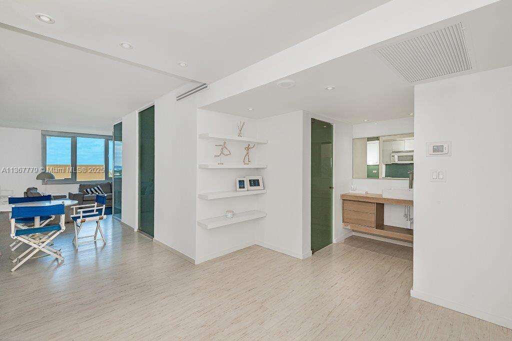 Roney Palace Unit #1032 | Picture 10