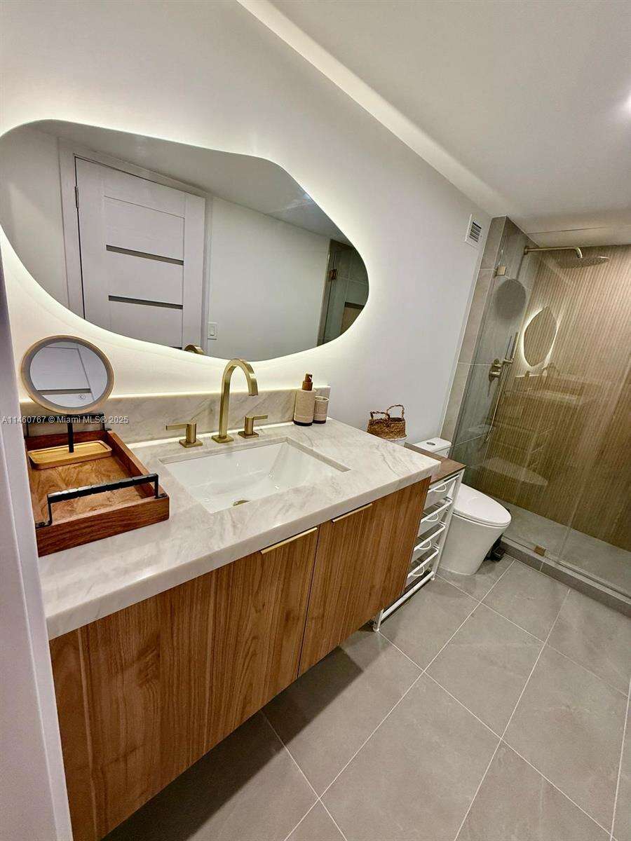 Roney Palace Unit #1121 | Picture 2