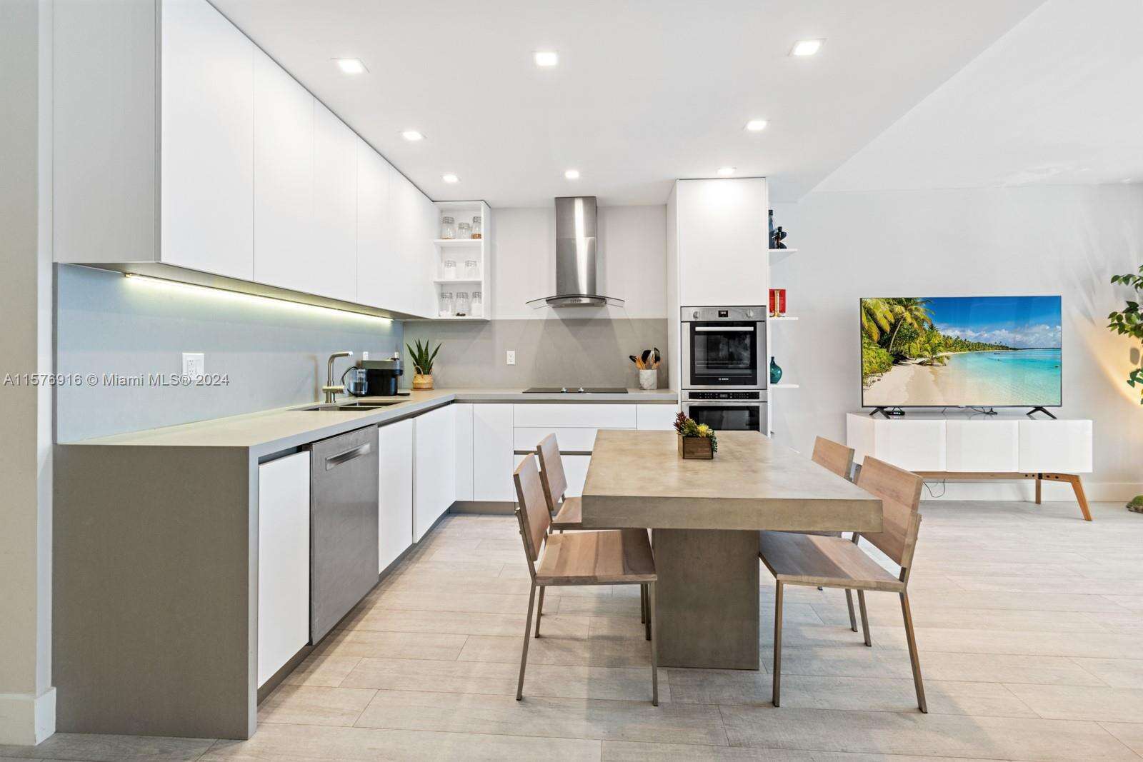 Roney Palace Unit #403 | Picture 1