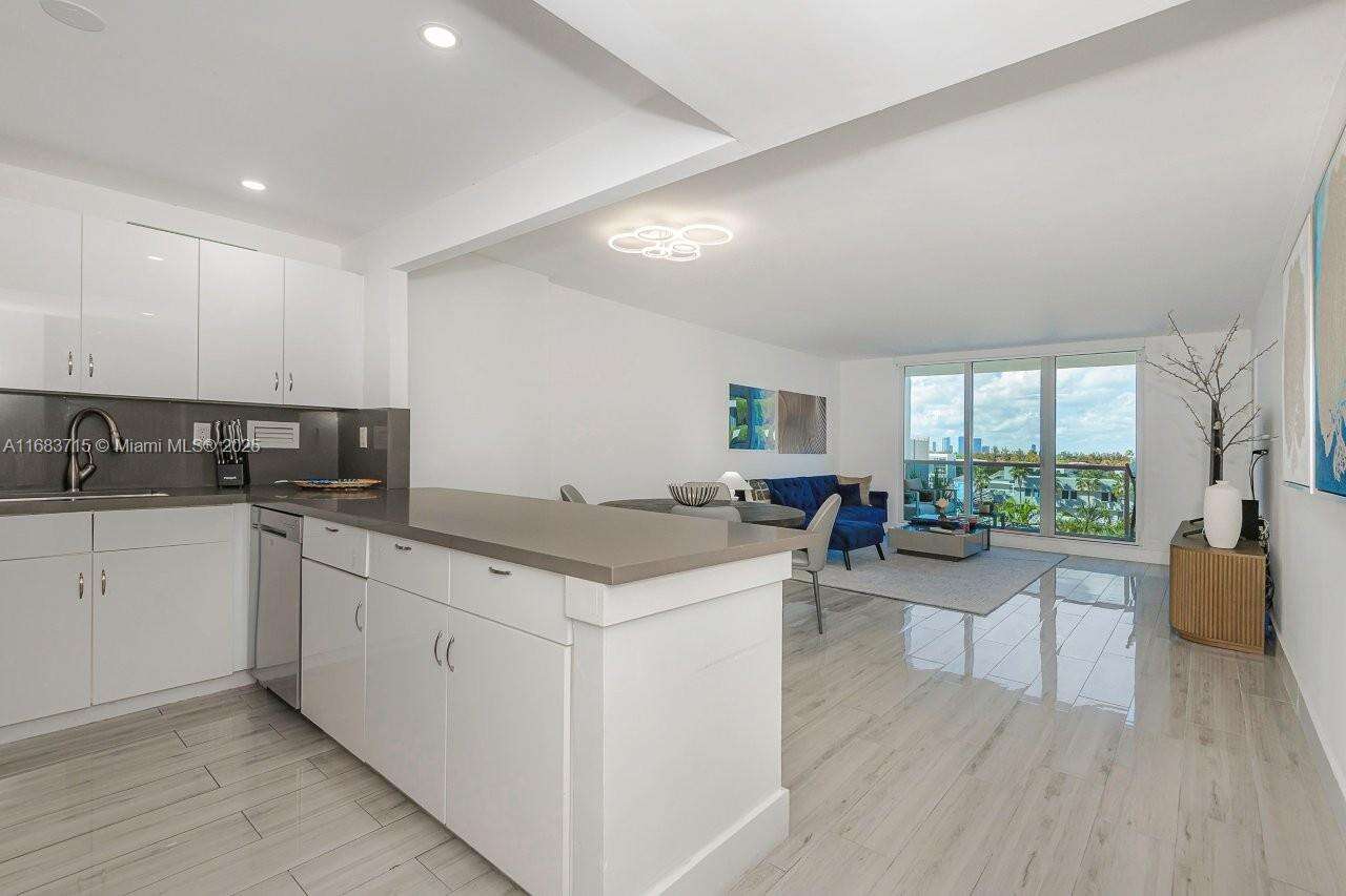 Roney Palace Unit #534 | Picture 14