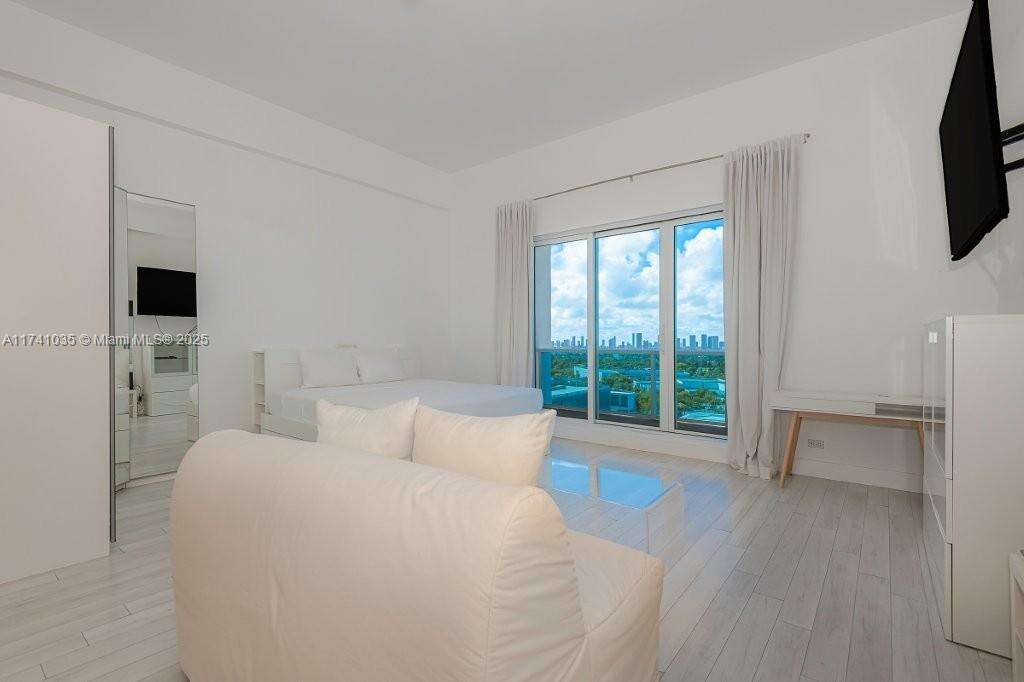 Roney Palace Unit #1629 | Picture 16