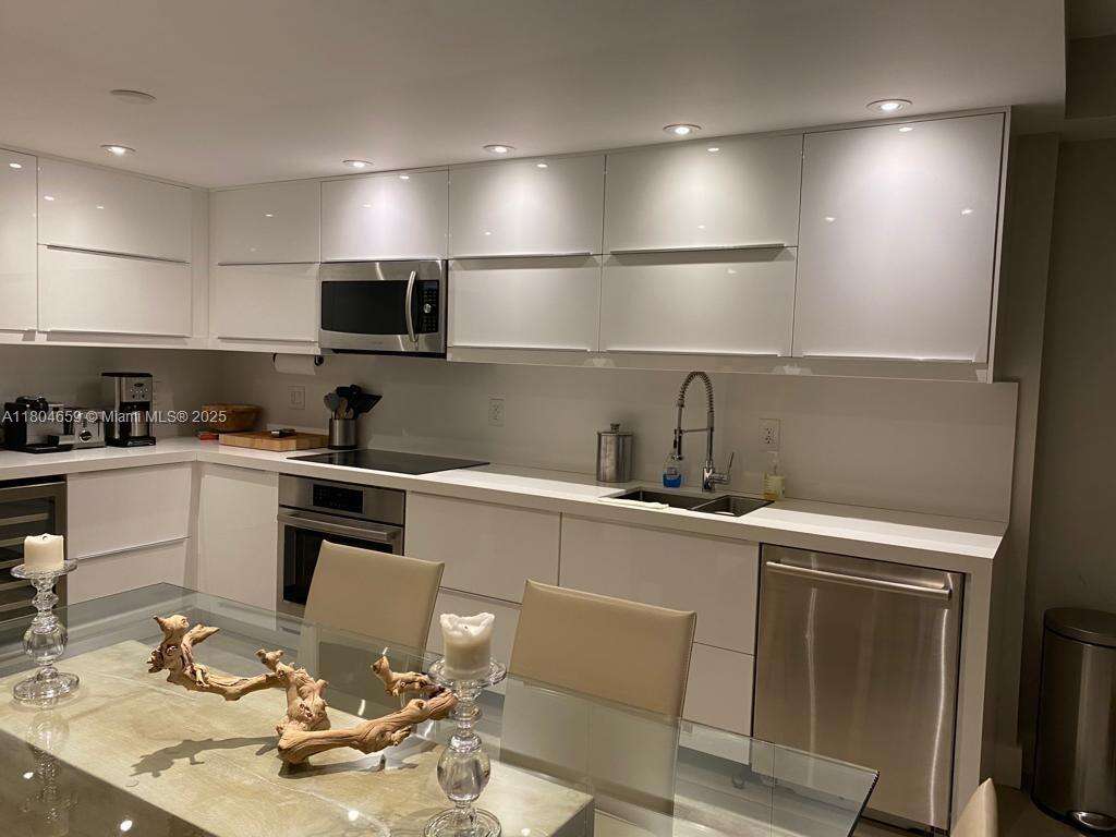 Roney Palace For Rent | Unit #738