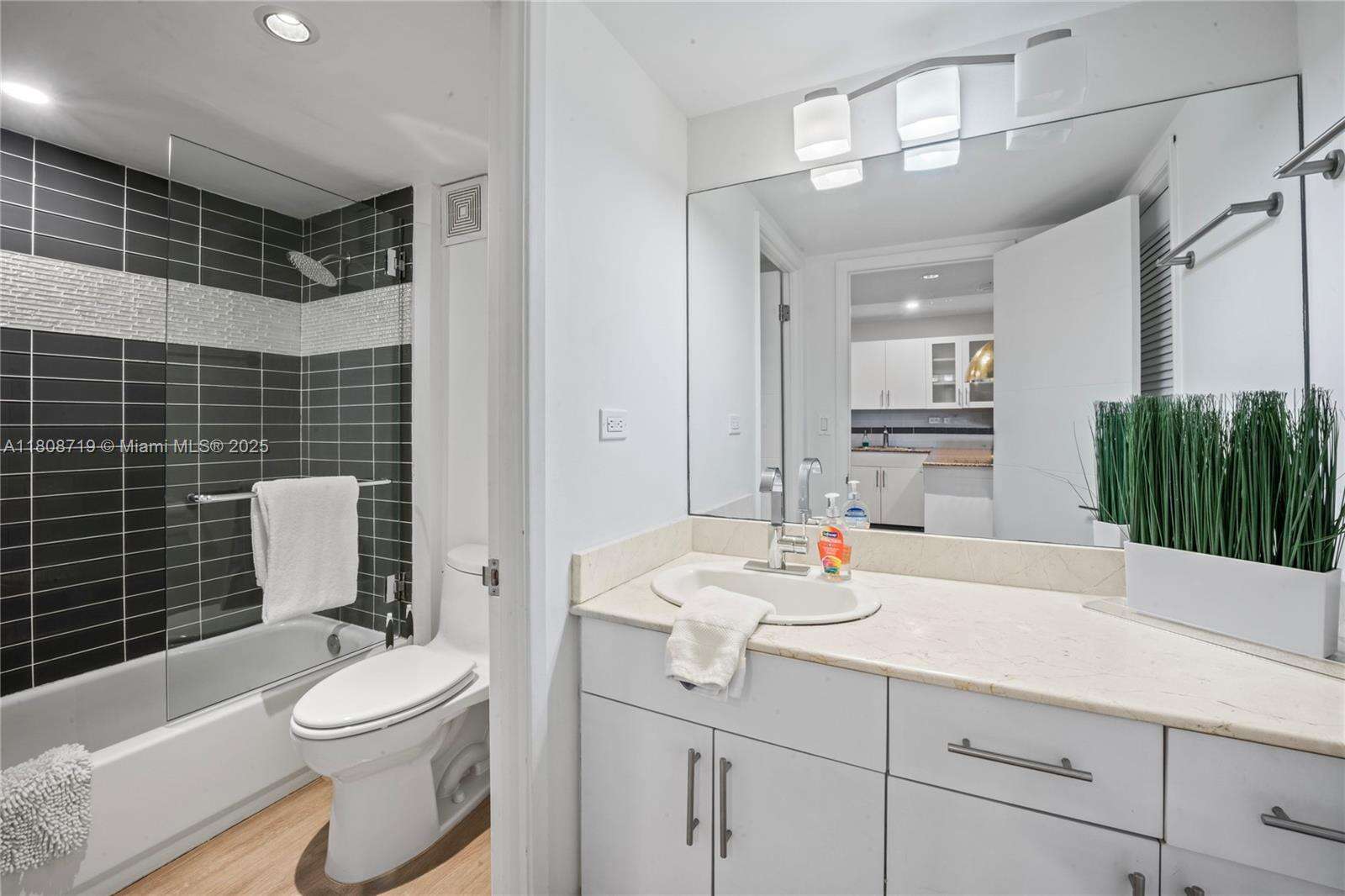 Roney Palace Unit #720 | Picture 11