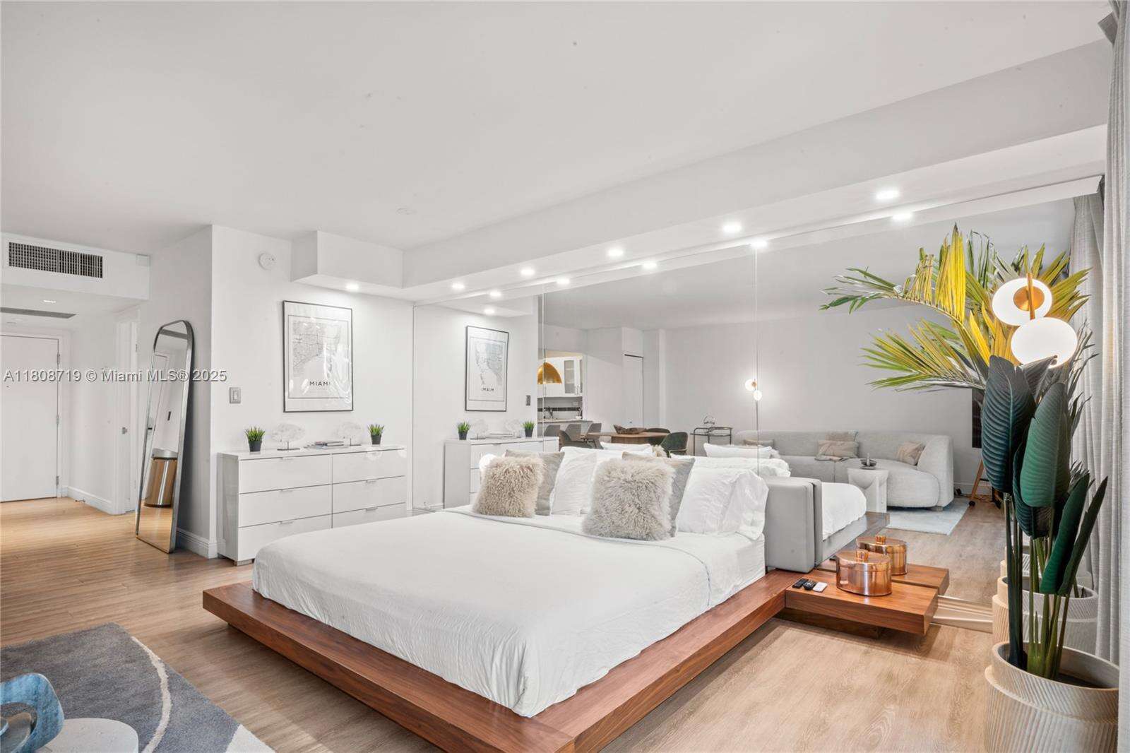 Roney Palace Unit #720 | Picture 9