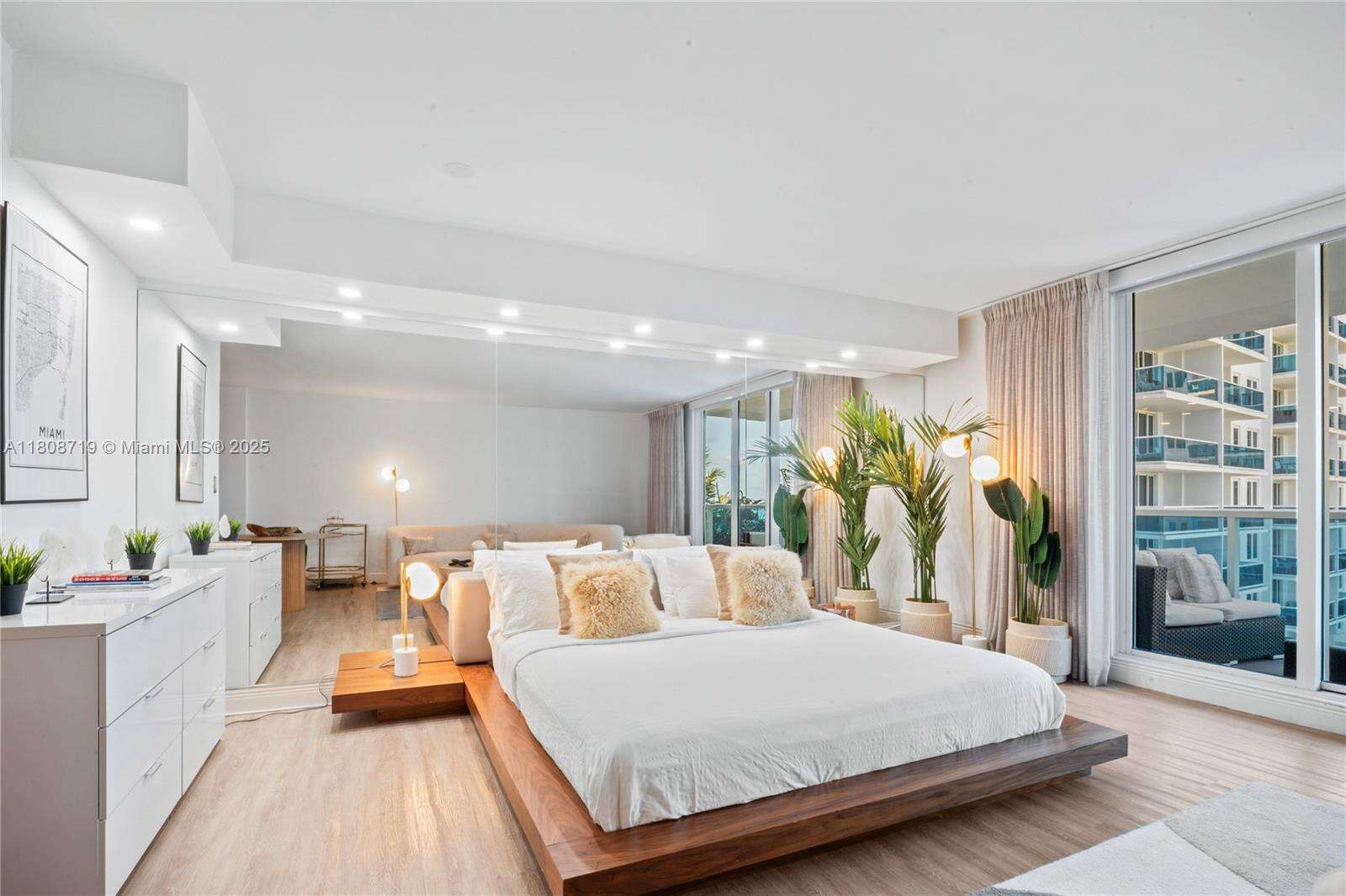 Roney Palace Unit #720 | Picture 10