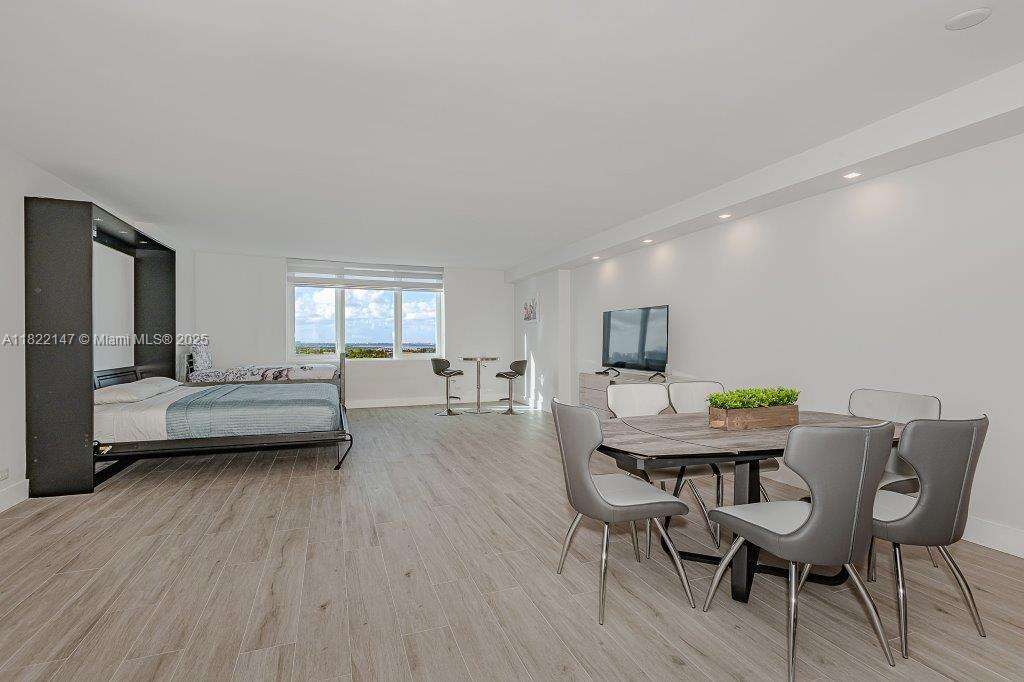 Roney Palace Unit #1531 | Picture 6