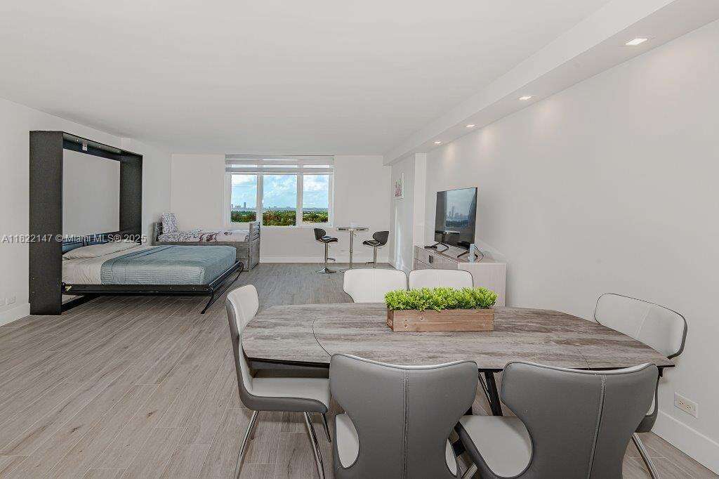 Roney Palace Unit #1531 | Picture 8