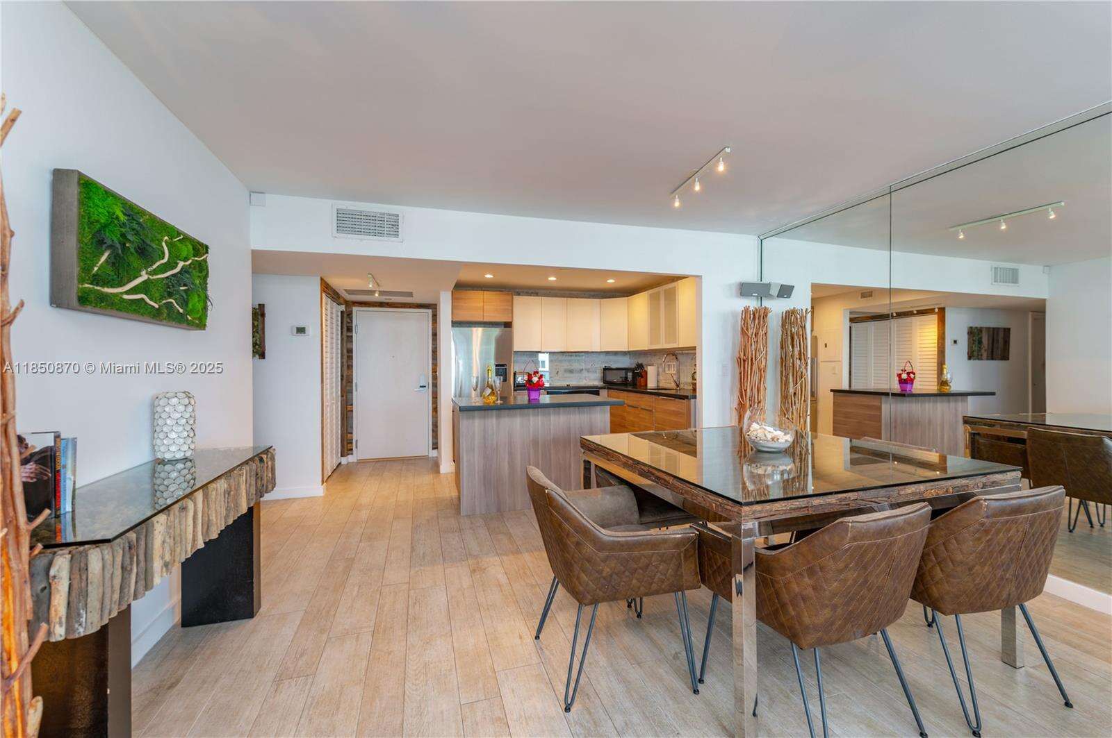 Roney Palace Unit #716 | Picture 3