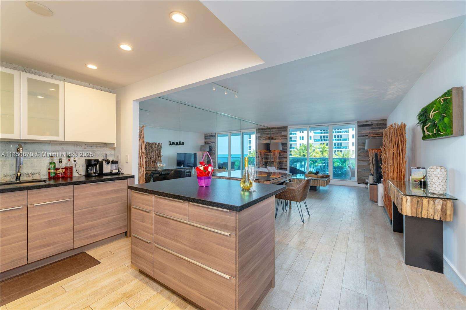 Roney Palace Unit #716 | Picture 7