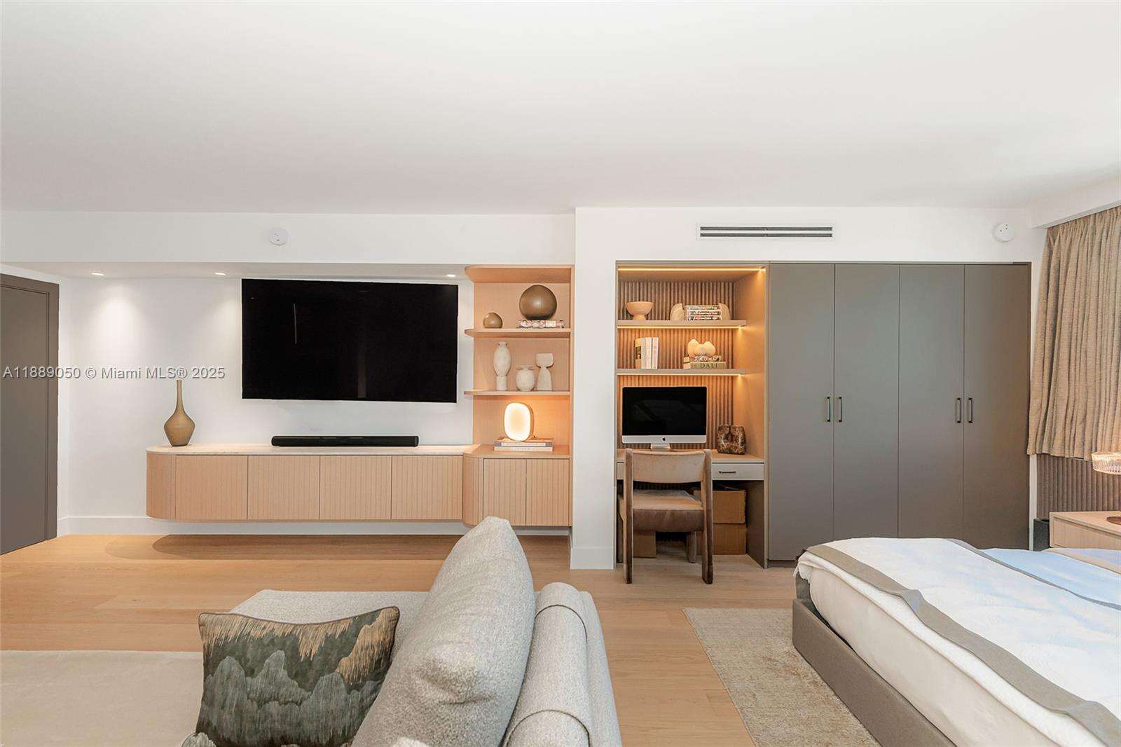 Roney Palace Unit #1527 | Picture 11