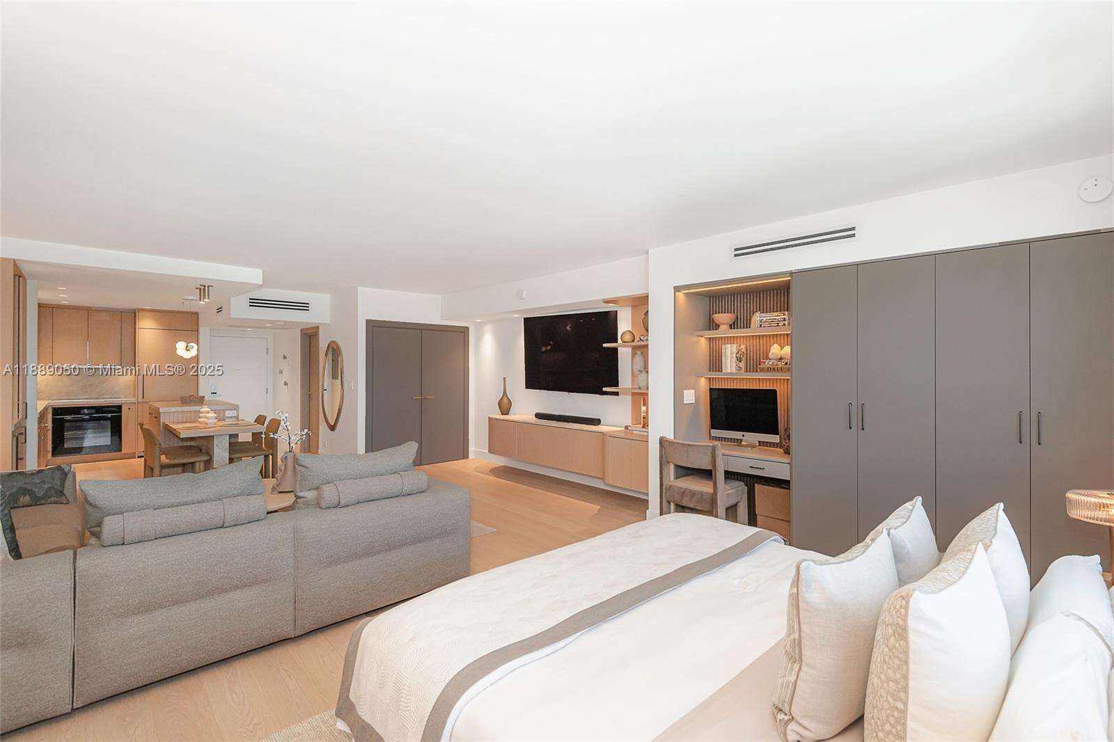 Roney Palace Unit #1527 | Picture 7