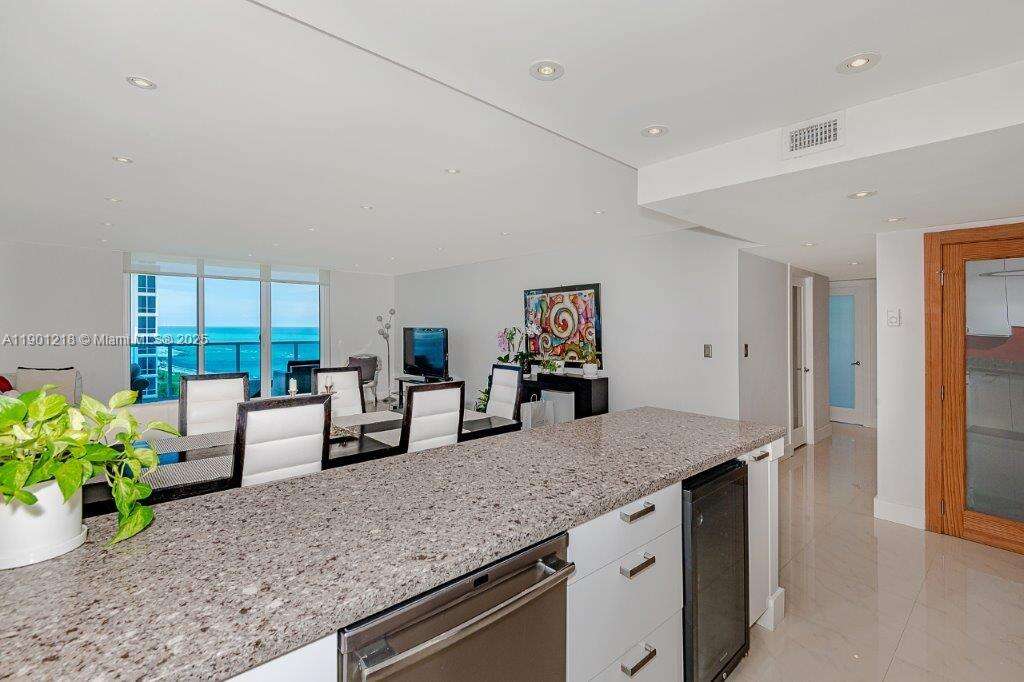 Roney Palace Unit #1210 | Picture 12