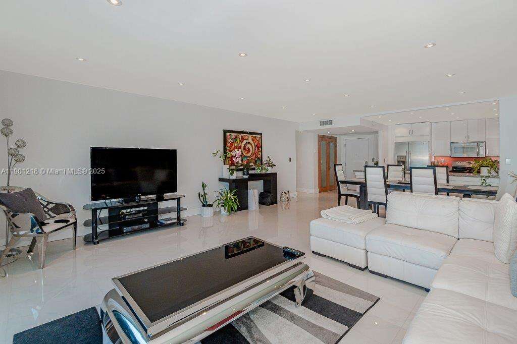 Roney Palace Unit #1210 | Picture 5