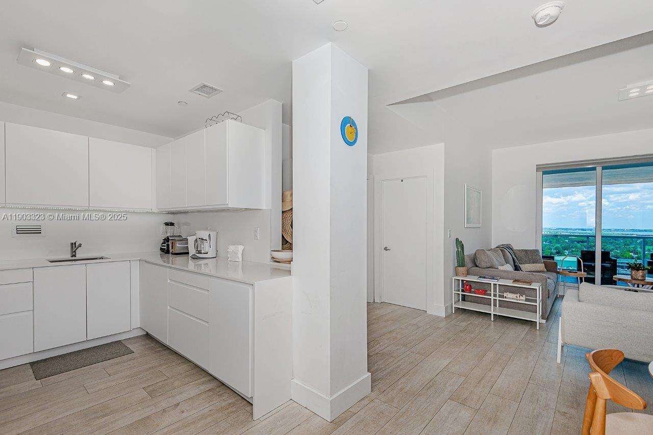 Roney Palace Unit #PH21 | Picture 9