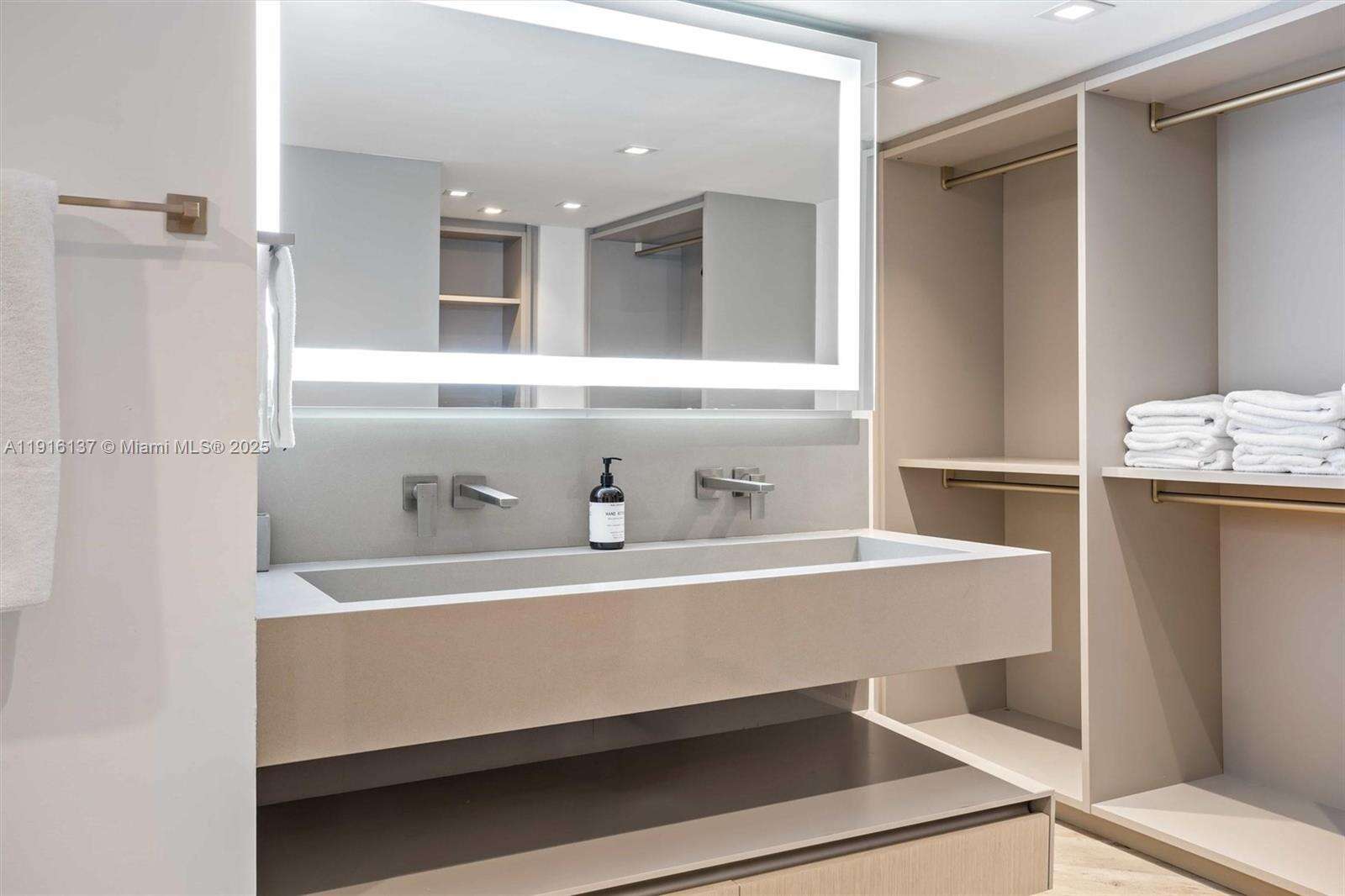 Roney Palace Unit #1432 | Picture 34