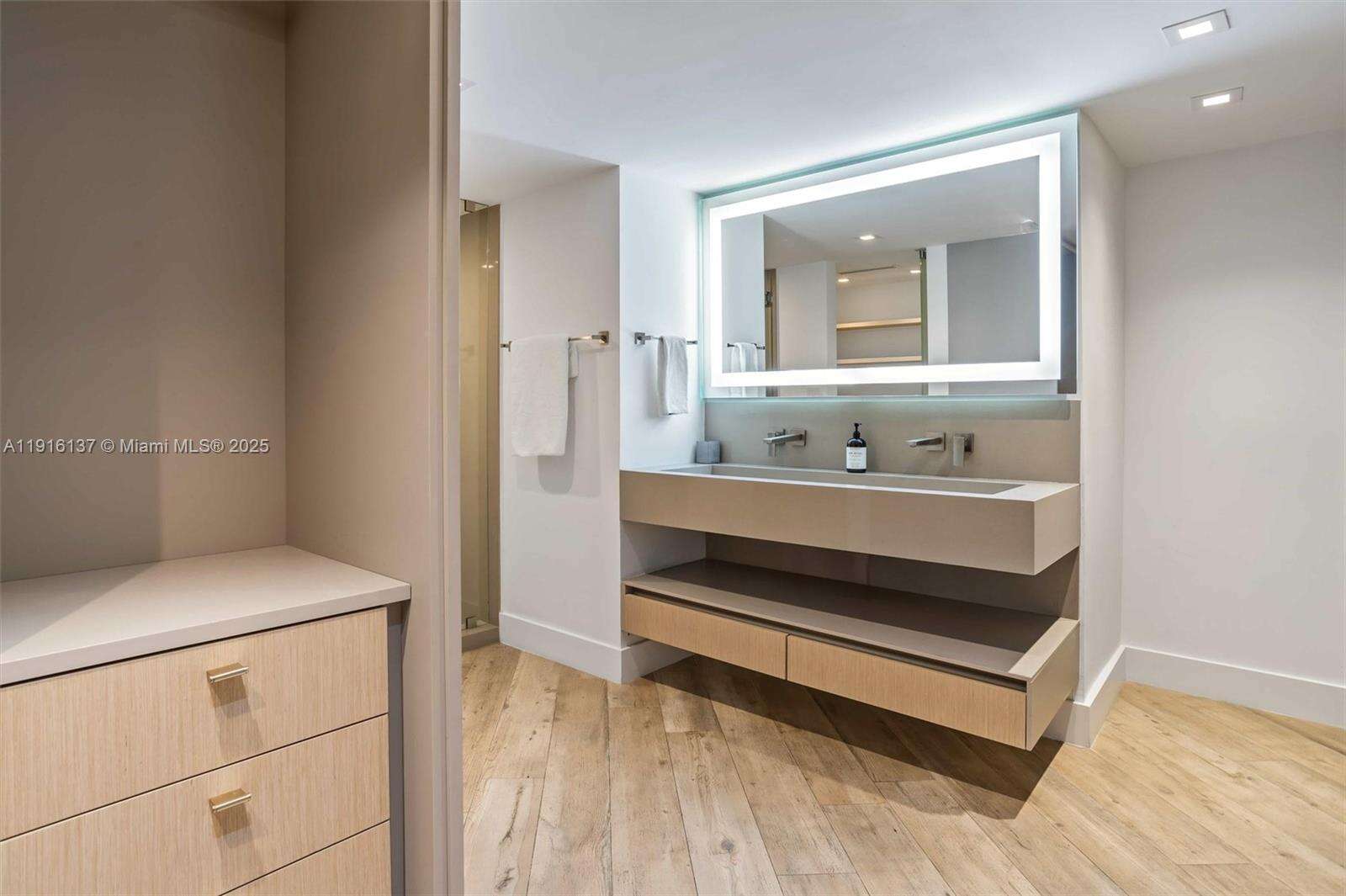 Roney Palace Unit #1432 | Picture 35