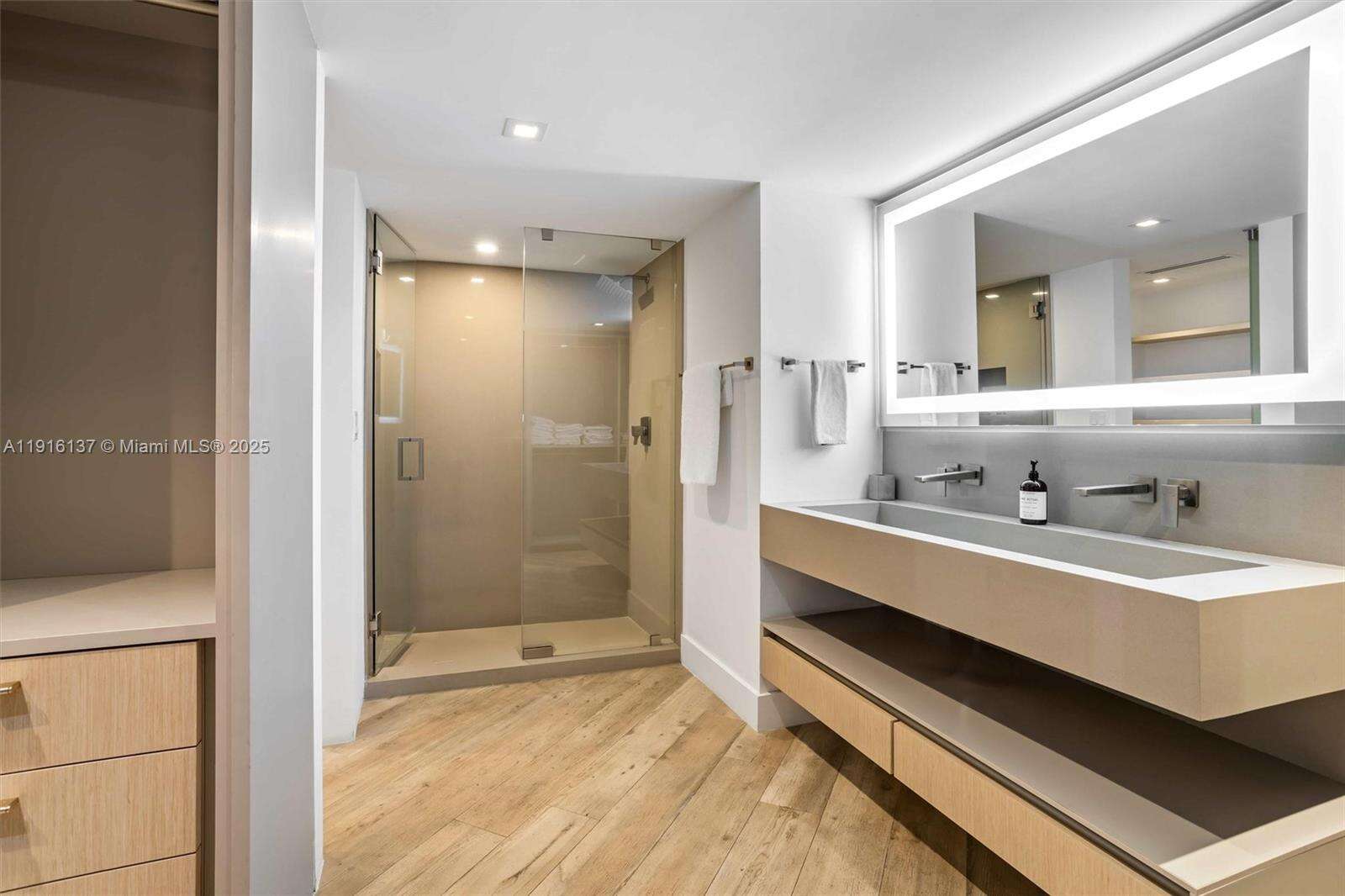 Roney Palace Unit #1432 | Picture 36