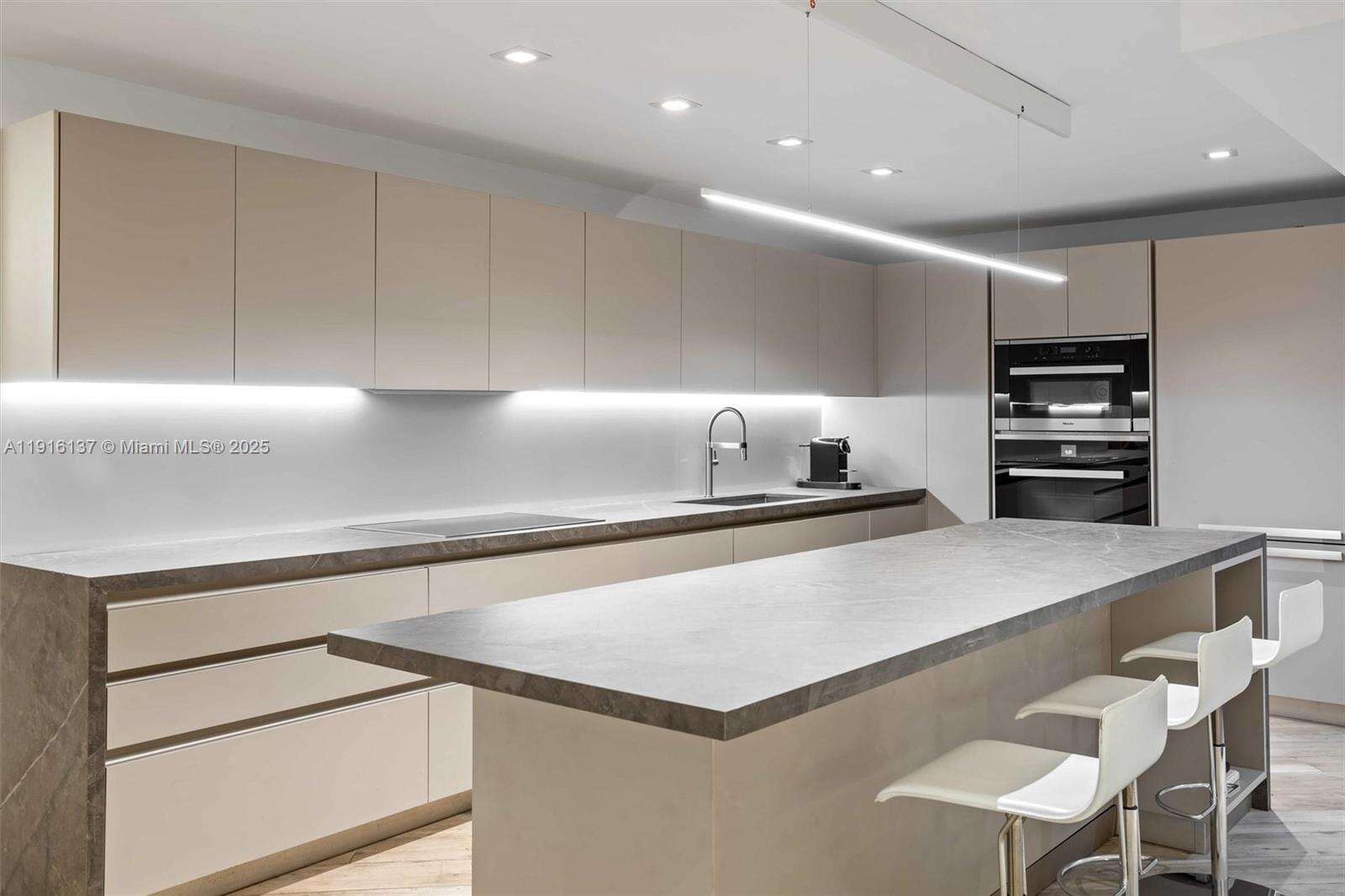 Roney Palace Unit #1432 | Picture 42